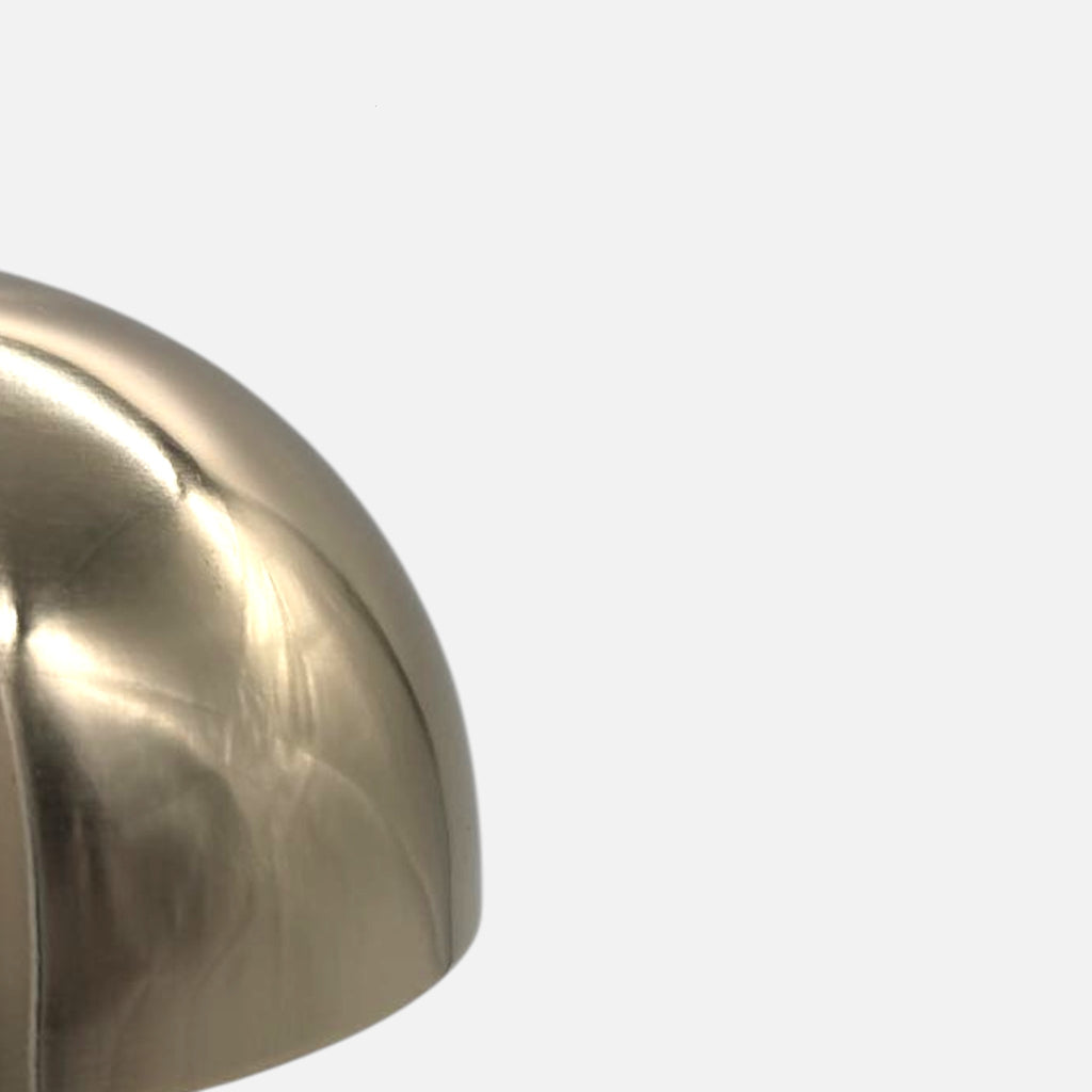 Goldene Tischlampe mit halbkugelförmigem Schirm, spiegelnder Oberfläche und rundem Sockel
