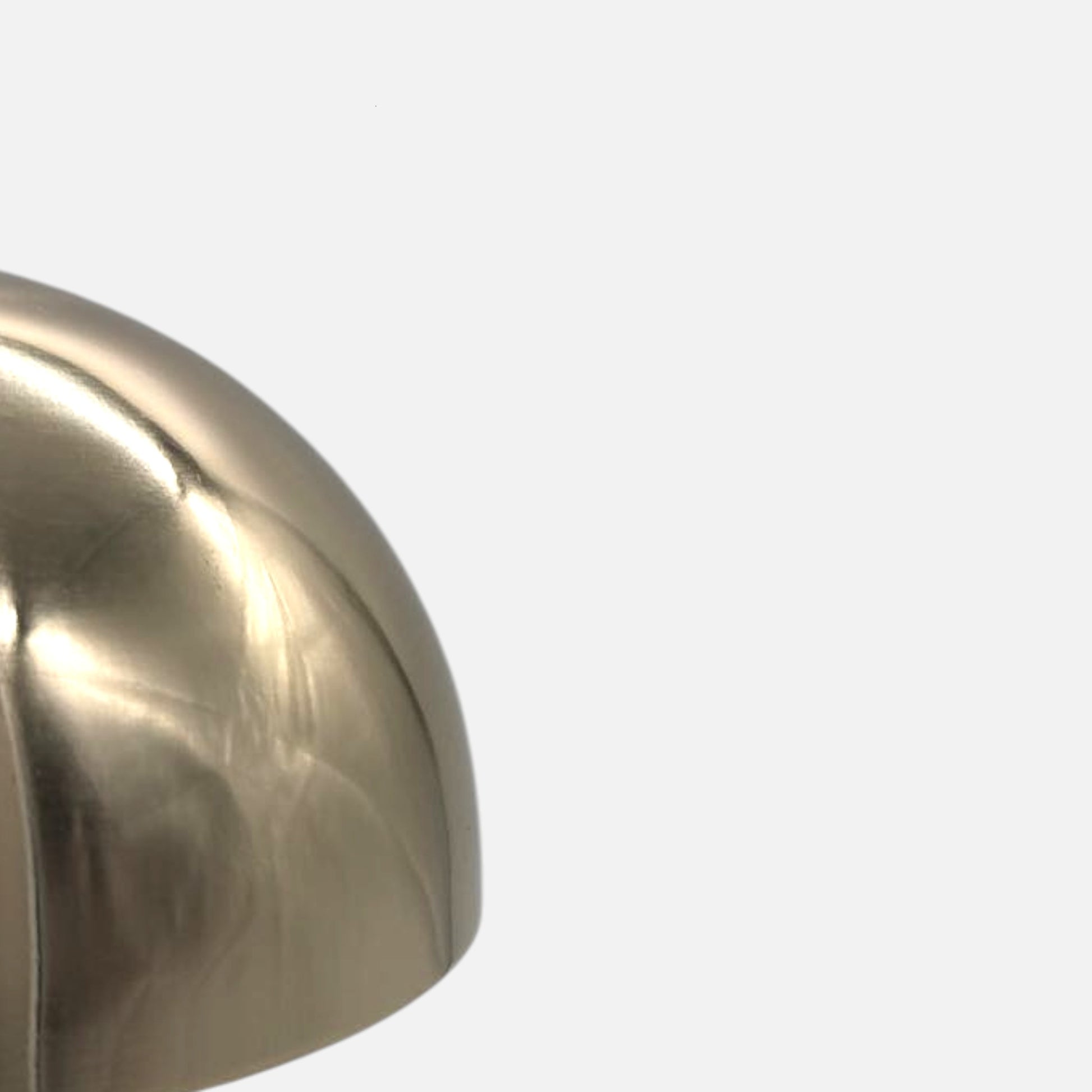 Goldene Tischlampe mit halbkugelförmigem Schirm, spiegelnder Oberfläche und rundem Sockel