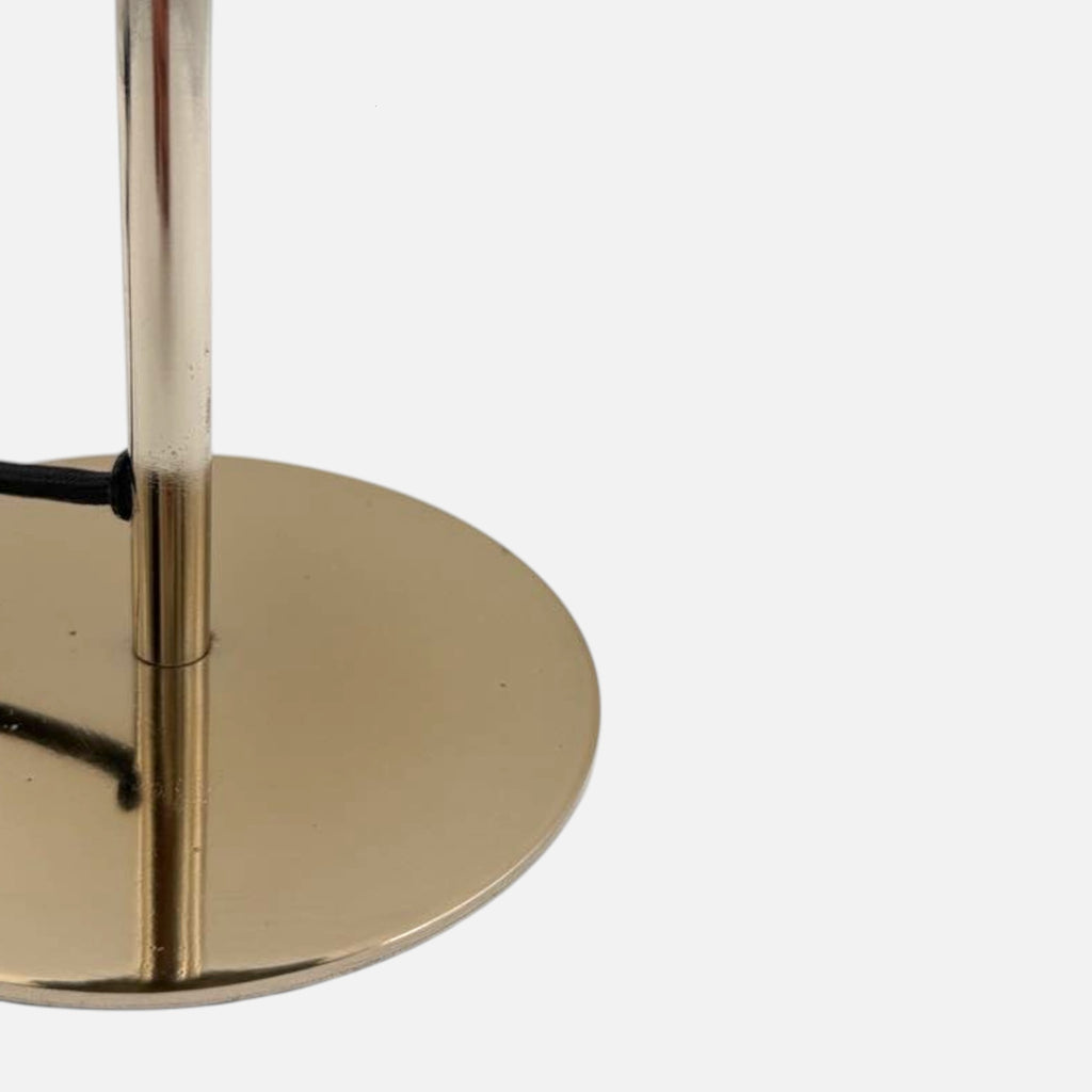 Goldene Tischlampe mit halbkugelförmigem Schirm, spiegelnder Oberfläche und rundem Sockel