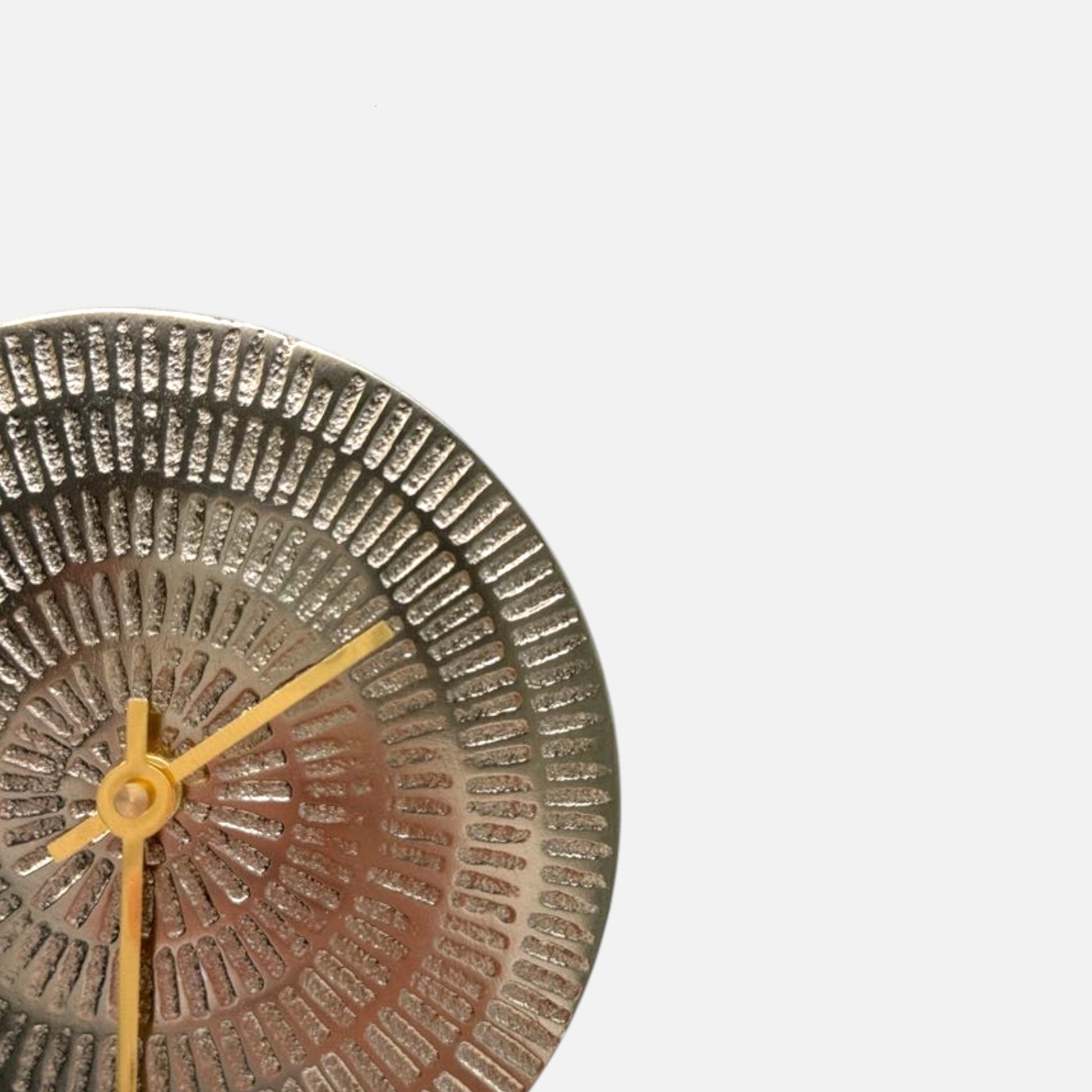 Goldene Tischuhr aus Aluminium mit rundem Rillenmuster und filigranem Metallständer