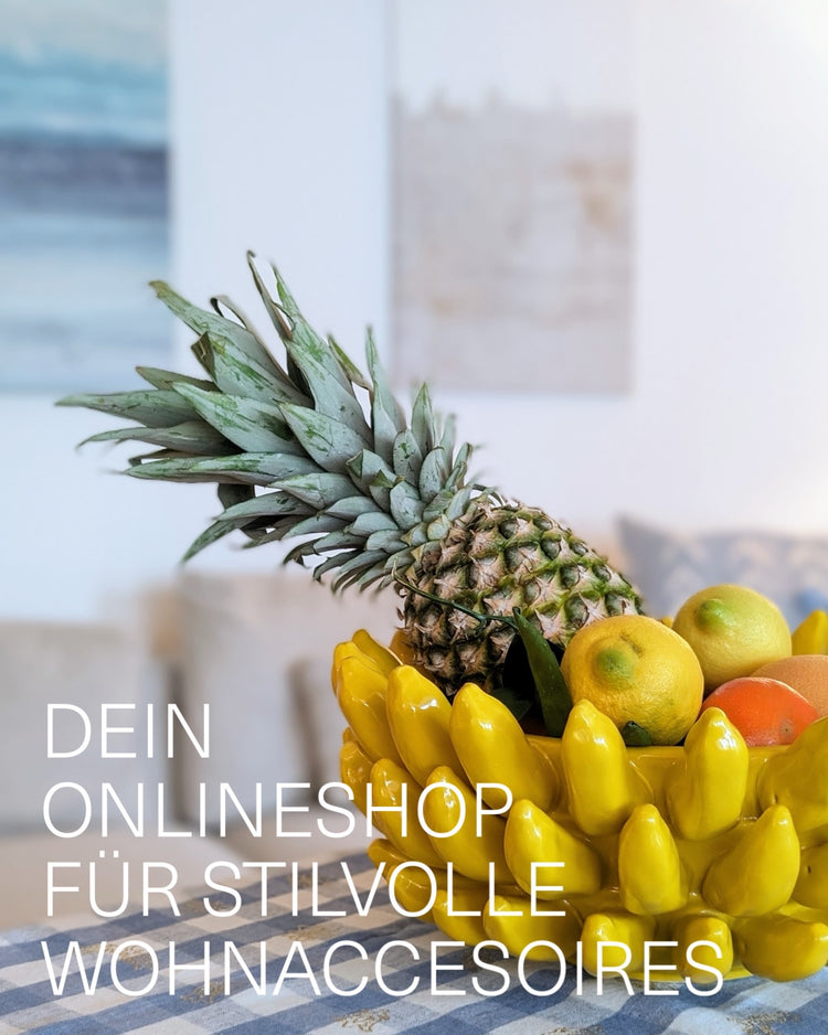 stillvolles Moodbild mit Früchteschale in Bananenmuster, gefüllt mit Früchten