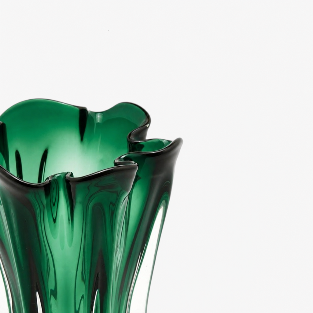 Detail der grünen Glasvase Maelle: gewellter Rand und tiefgrünes Glas mit feinen Falten