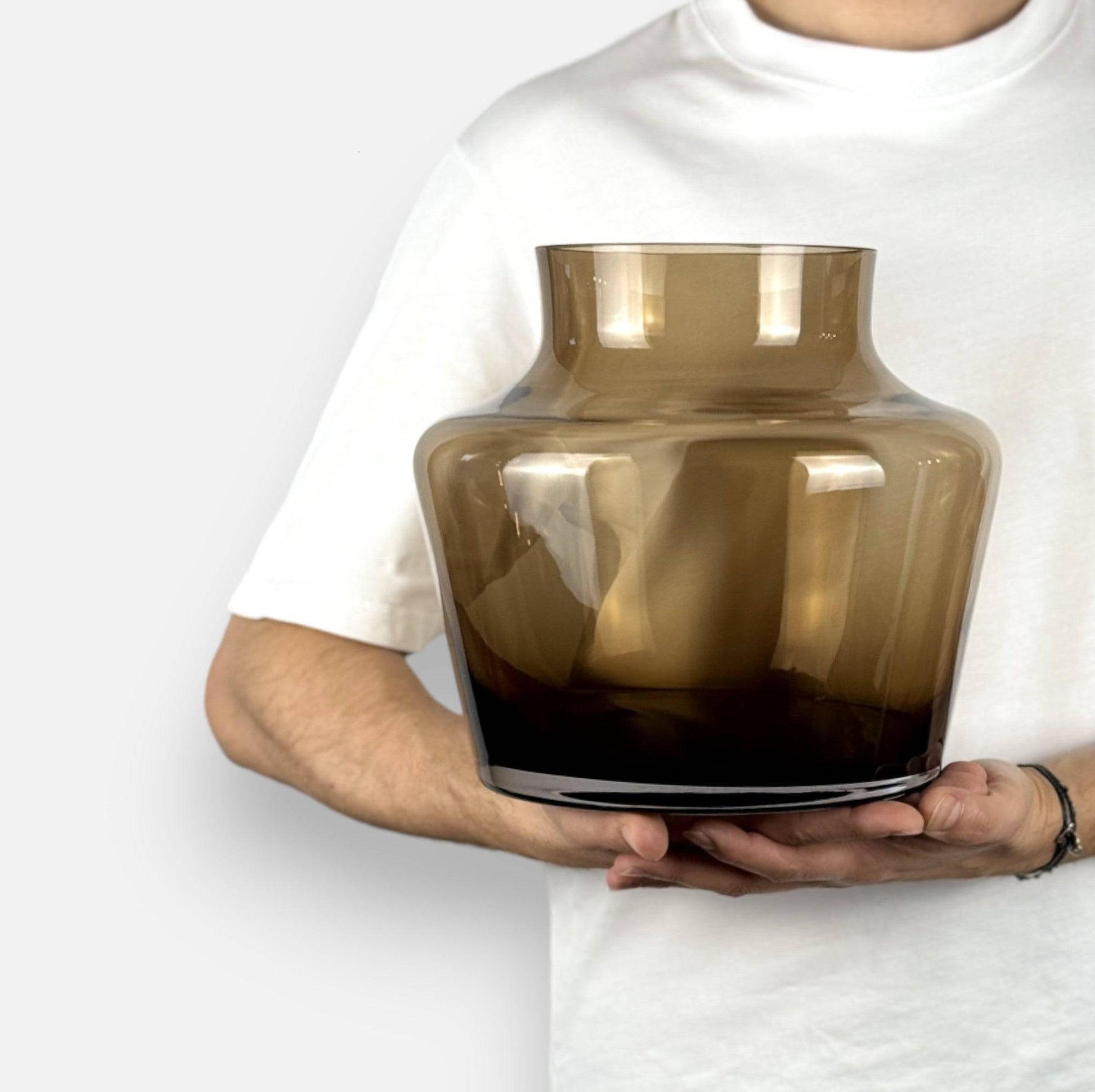 Zoé | Vase aus Glas durchsichtig braun mocca mit geschwungener Öffnung Ø 22.5cm x H 22cm - mon-chouchou.ch