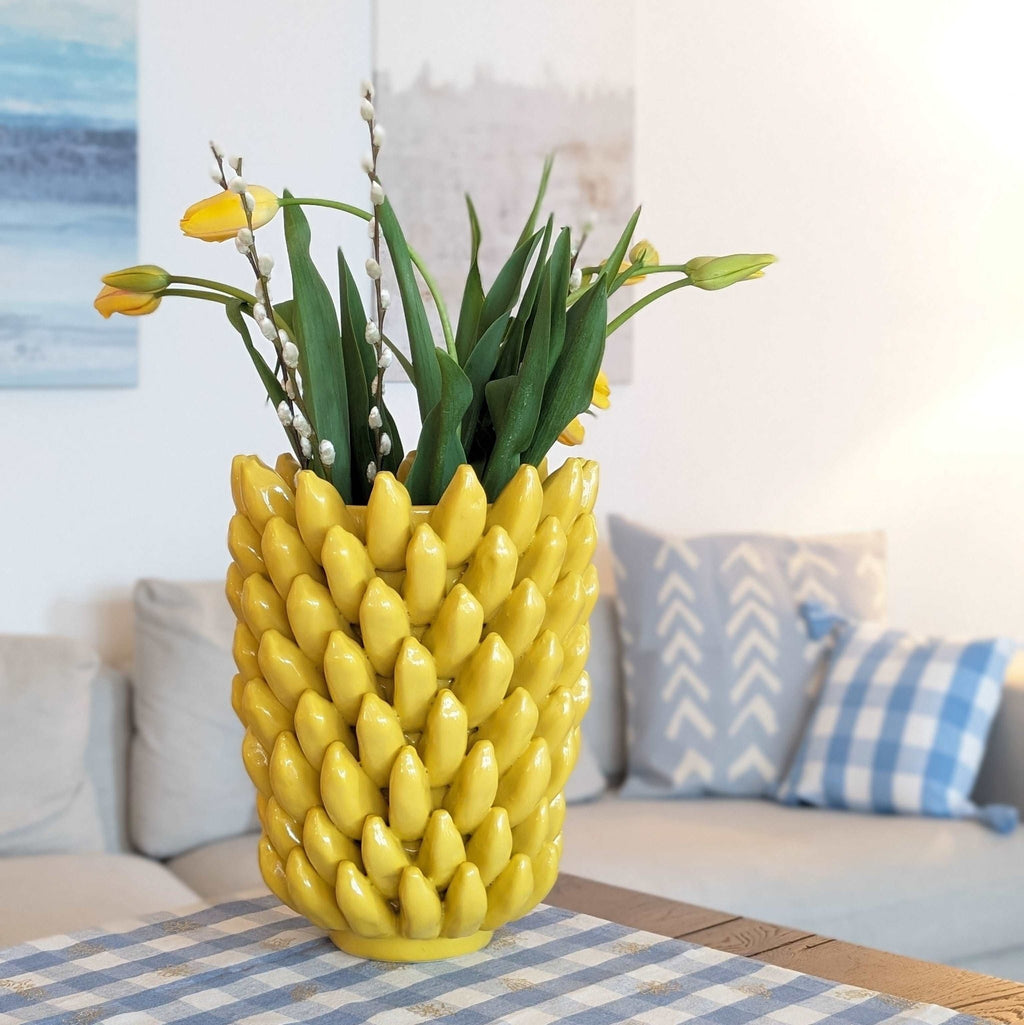Bananenvase, Dekovase Bananenmuster aus Keramik gelb lasiert B 25.5cm x H 34cm | Bananelle Vasen von Light & Living