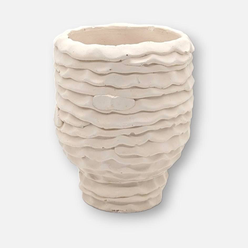 Betonvase, Dekovase aus handgefertigtem Beton, elfenbeinweiß, mit Wellenrillen, B 11,5 cm × H 14 cm – von Affari of Sweden