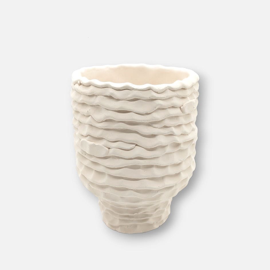 Betonvase, Dekovase aus handgefertigtem Beton, elfenbeinweiß, mit Wellenrillen, B 14,5 cm × H 18,5 cm – von Affari of Sweden