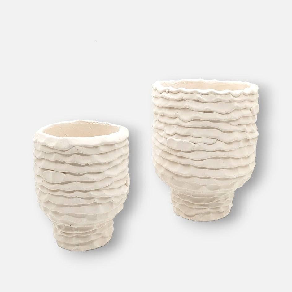 Betonvase, Dekovase aus handgefertigtem Beton, elfenbeinweiß, mit Wellenrillen, B 14,5 cm × H 18,5 cm – von Affari of Sweden