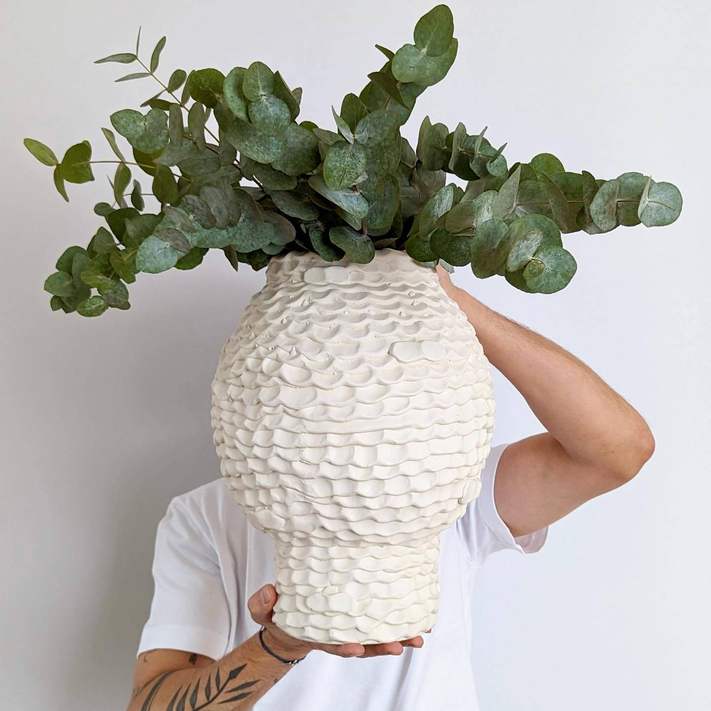 Betonvase, Dekovase aus handgefertigtem Beton, elfenbeinweiß, mit Wellenrillen, B 30 cm × H 36 cm – von Affari of Sweden