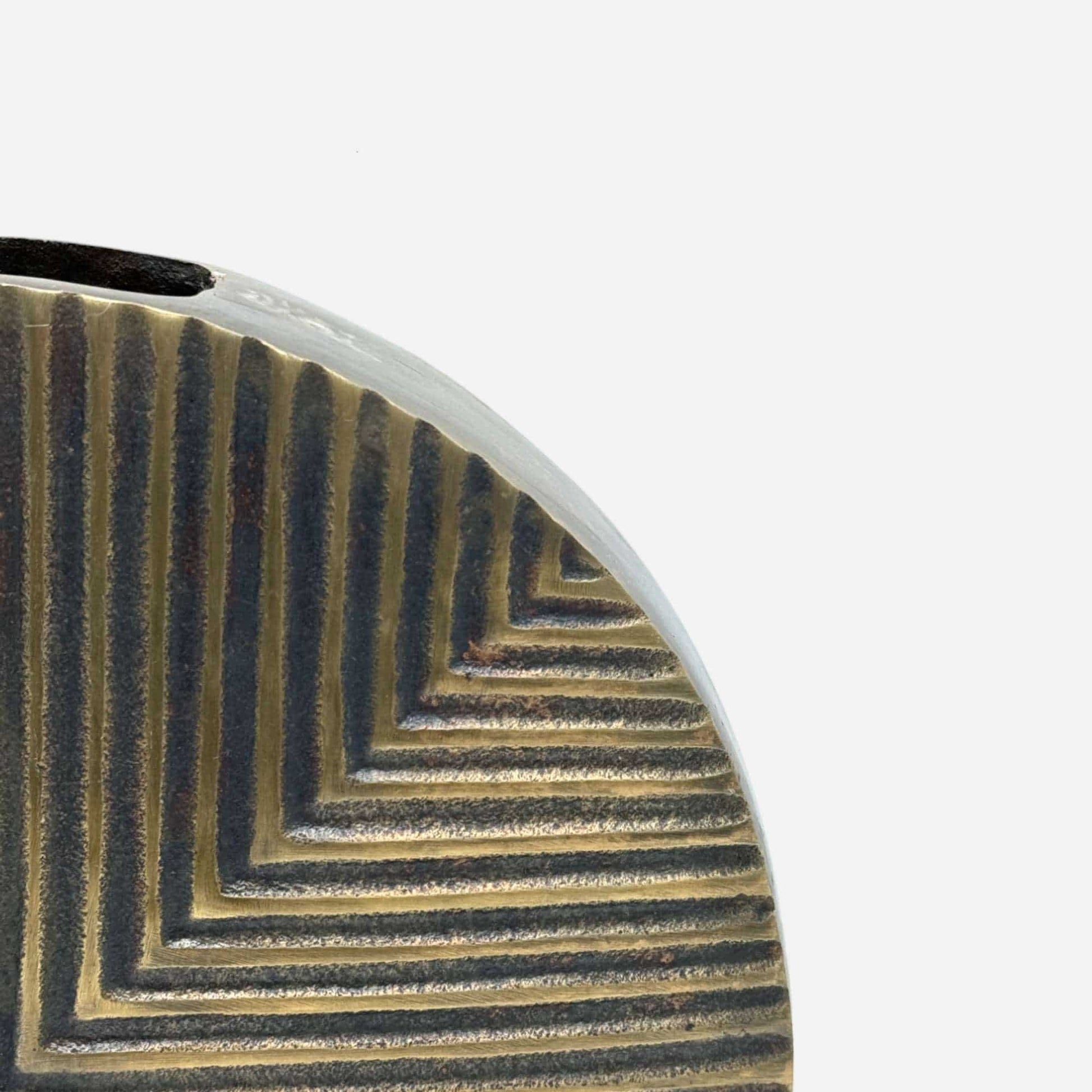 Dekovase, Vase aus Metall antik bronze gold geometrisches Muster L 34cm x H 32.5cm | Remy Vasen von Light & Living