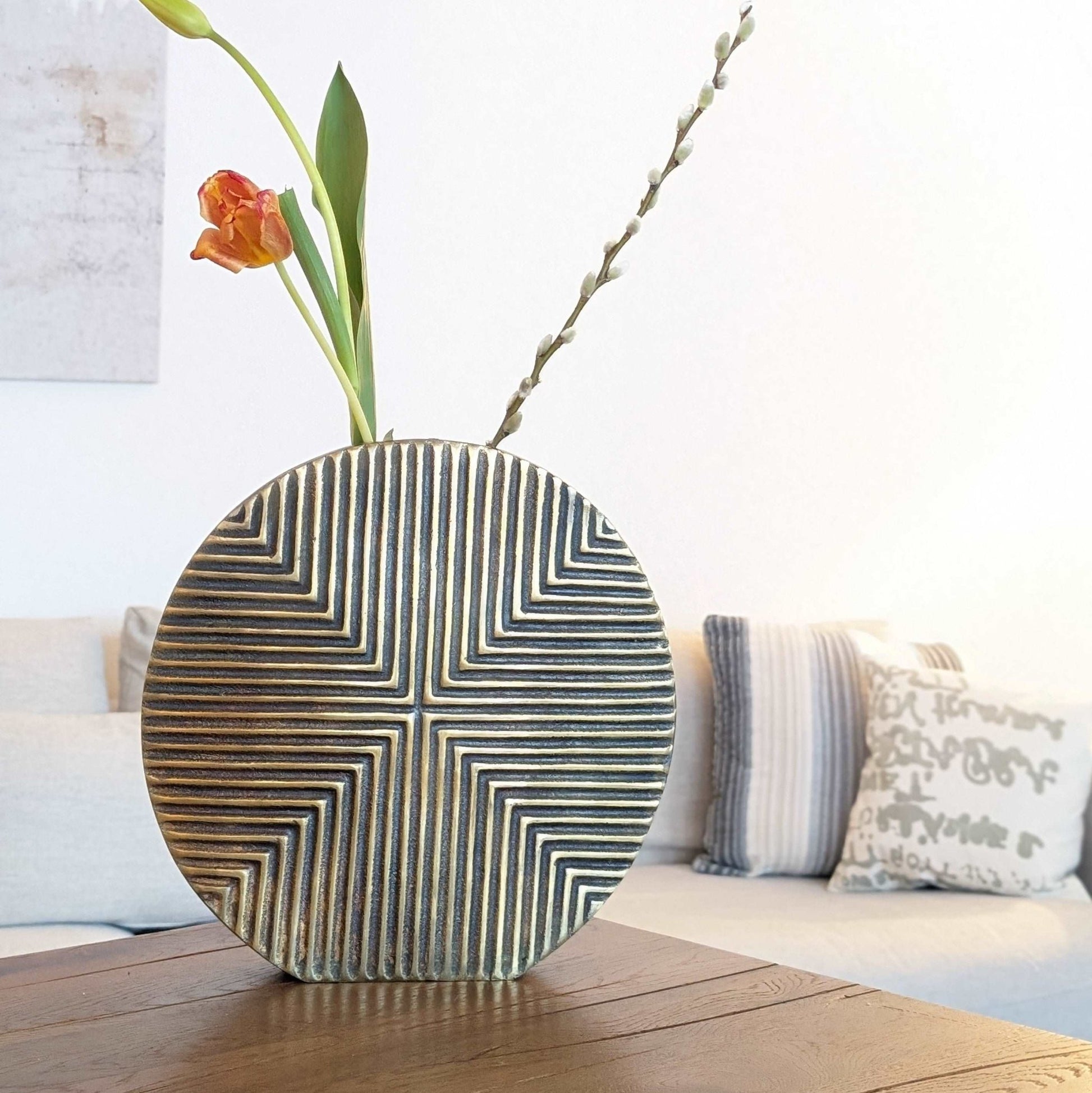 Dekovase, Vase aus Metall antik bronze gold geometrisches Muster L 34cm x H 32.5cm | Remy Vasen von Light & Living