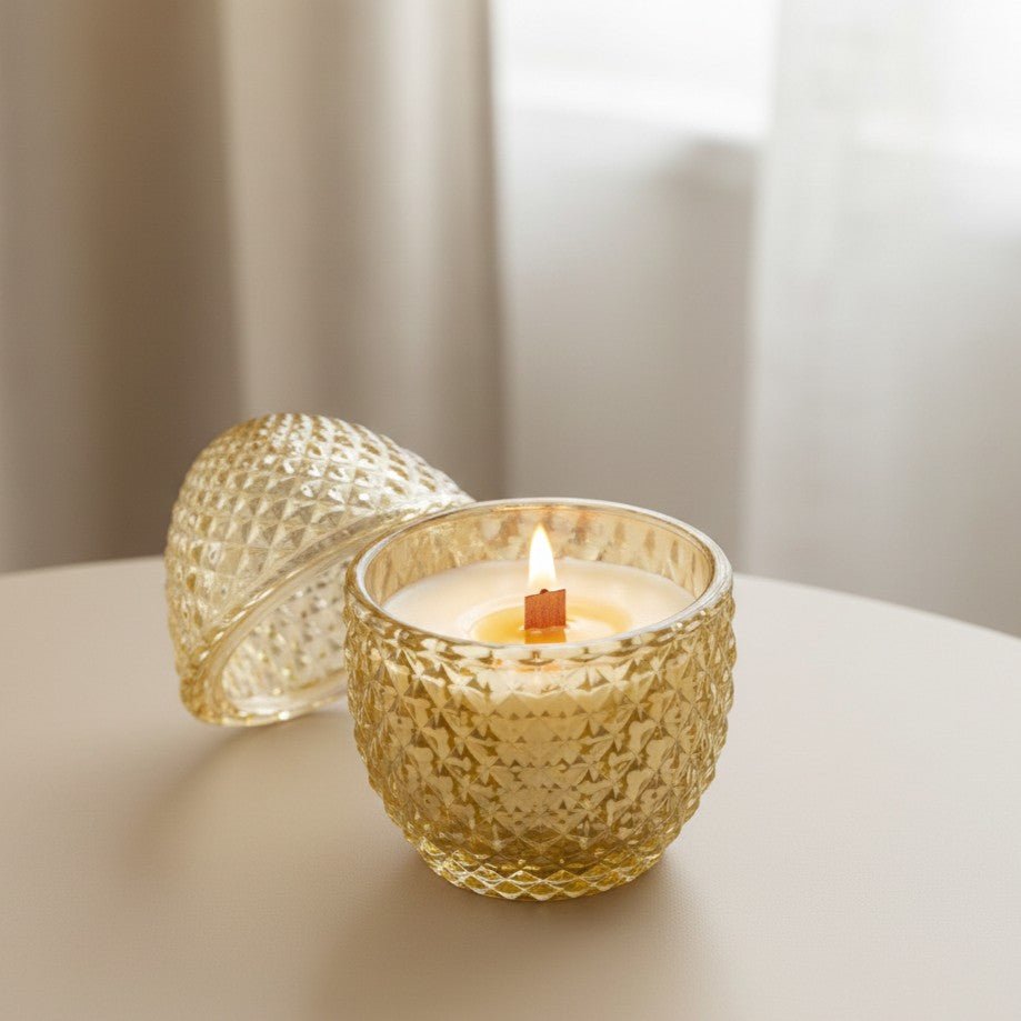 Duftkerze Osterei im Glas mit Ingwer & Vanilleduft, Gelb Gold, Geschenkbox, Ø 8cm H 12cm, Ostern Kerzenlicht von EDG