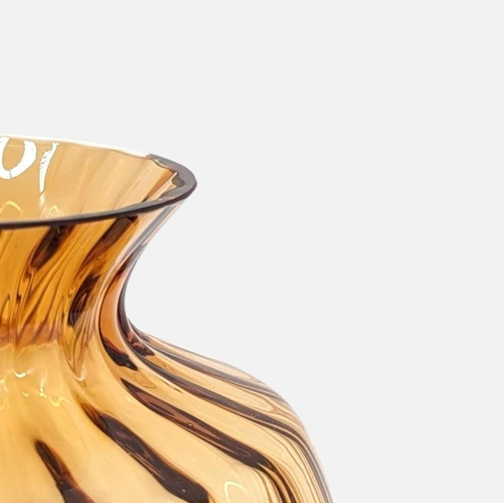 Glasvase, Dekovase aus Glas bernsteinfarben braun Rillenmuster B 14cm x H 13.5cm | Élodie Vasen von DEKOCANDLE