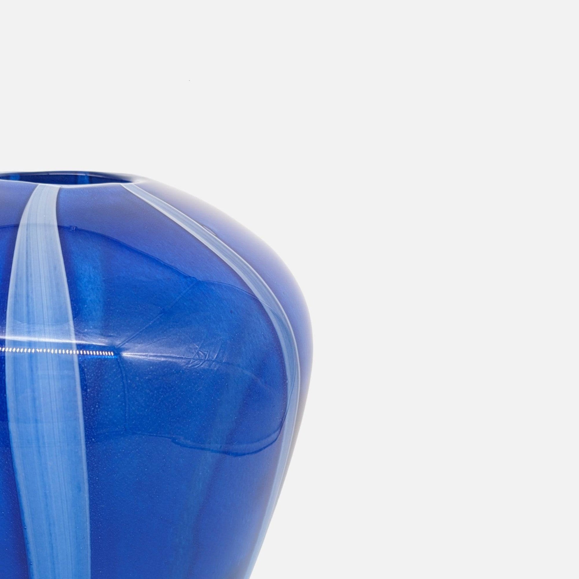 Glasvase, Dekovase aus Glas handgemacht ovale Form blau weiss Ø 24cm x H 31.5cm | Azura Vasen von EDG