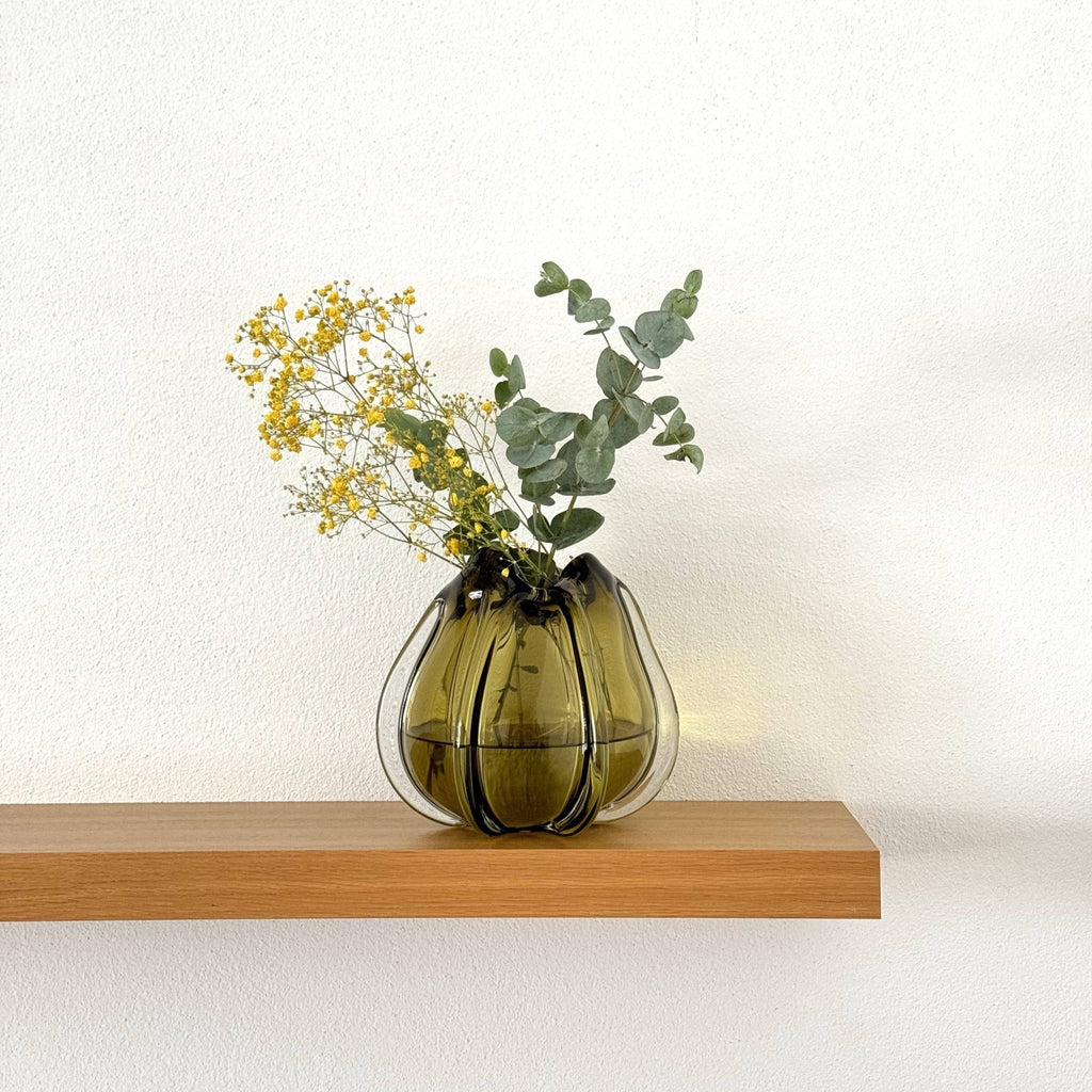 Glasvase, Dekovase aus Glas in Form einer Tulpenblüte olivgrün kurz Ø 24.5cm x H 22cm | Murielle Vasen von Light & Living