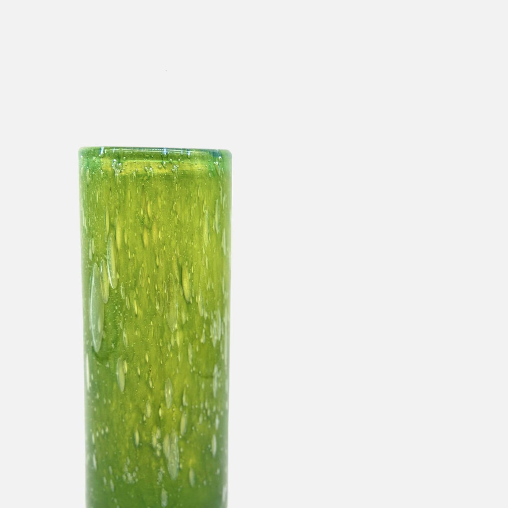 Glasvase, Dekovase aus Glas Luftbläschen smaragd grün schmal Zylinderform Ø 6.5cm x 20cm | Felice Vasen von Dekocandle