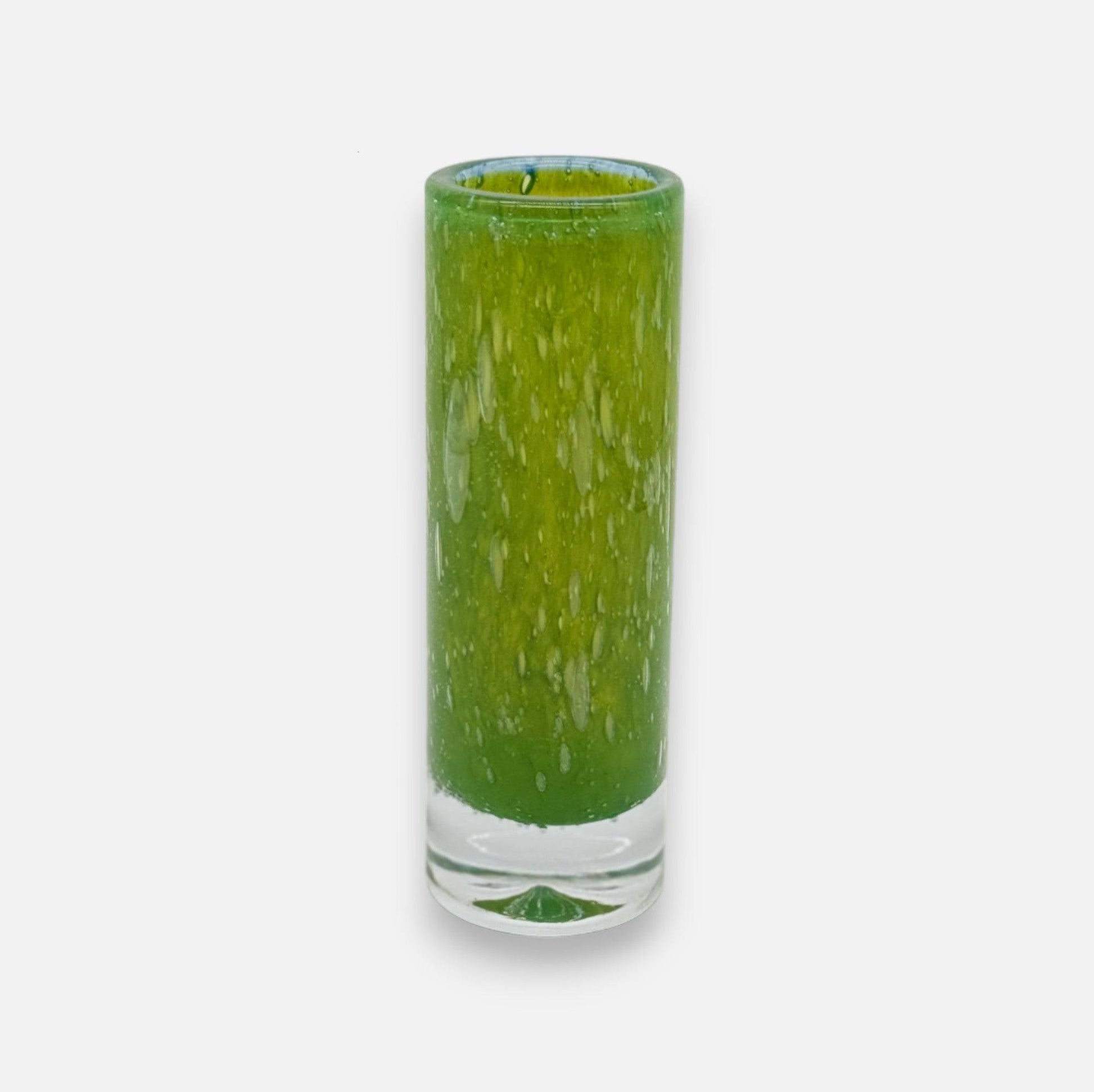 Glasvase, Dekovase aus Glas Luftbläschen smaragd grün schmal Zylinderform Ø 6.5cm x 20cm | Felice Vasen von Dekocandle