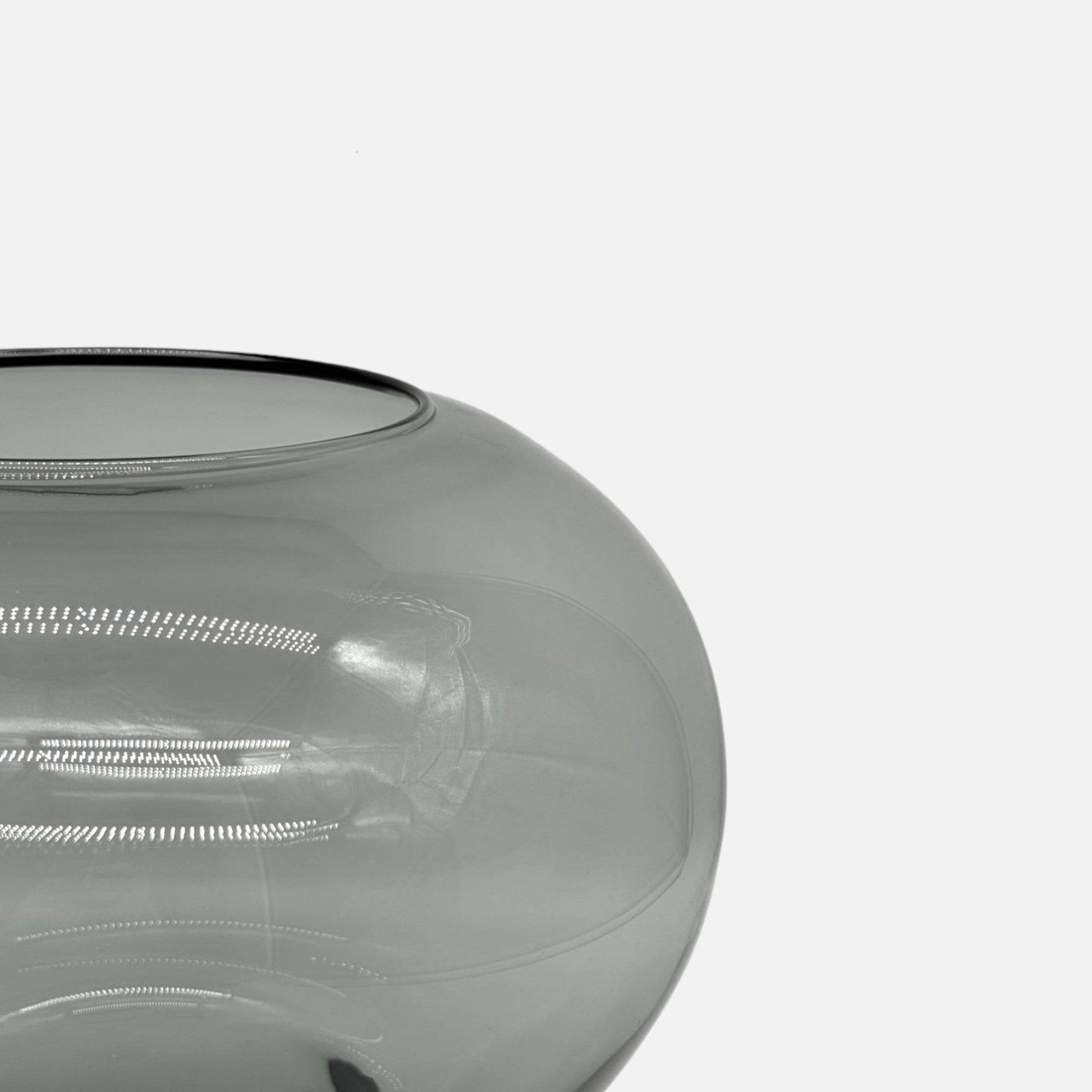 Glasvase, Dekovase aus mundgeblasenem Glas, schwarz-grau transparent, mit Glasfuß, B 29 cm × H 24 cm – von Dekocandle