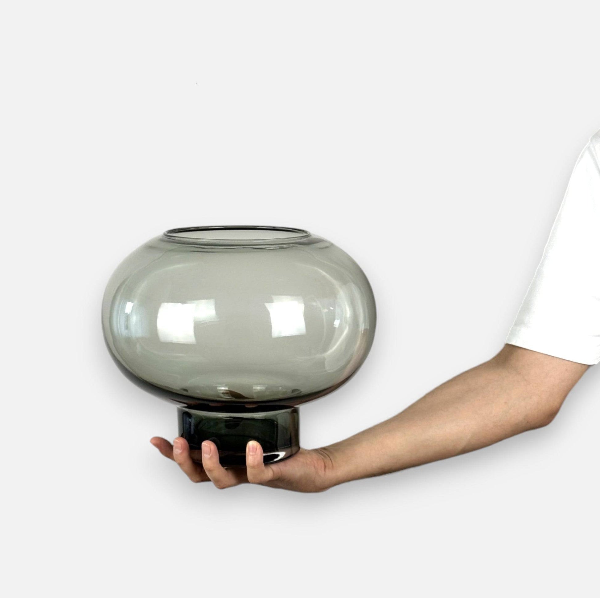Glasvase, Dekovase aus mundgeblasenem Glas, schwarz-grau transparent, mit Glasfuß, B 29 cm × H 24 cm – von Dekocandle