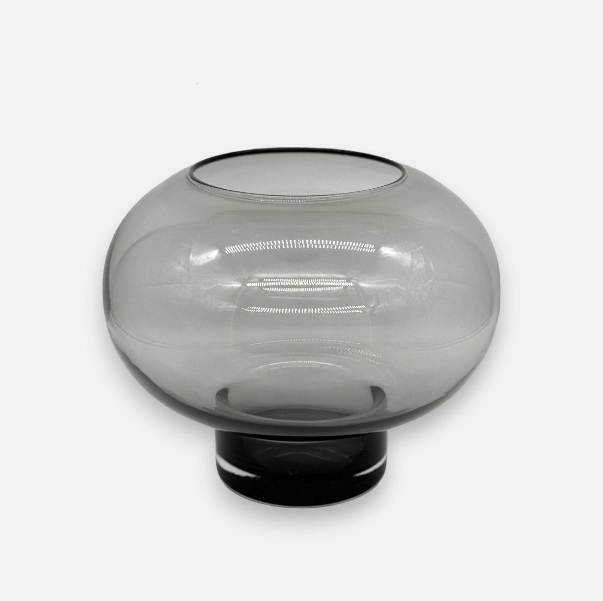 Glasvase, Dekovase aus mundgeblasenem Glas, schwarz-grau transparent, mit Glasfuß, B 29 cm × H 24 cm – von Dekocandle