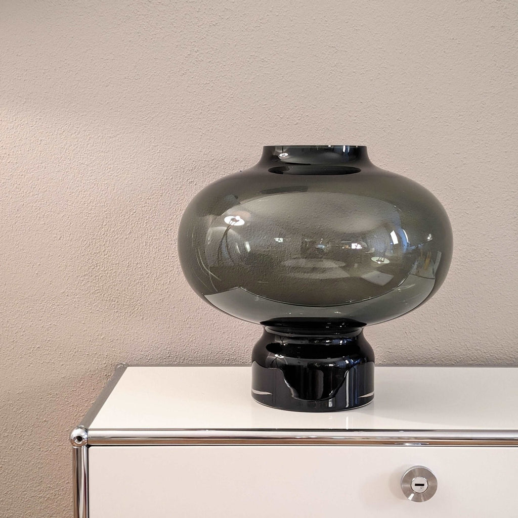 Glasvase, Dekovase aus mundgeblasenem Glas, schwarz-grau transparent, mit Glasfuss, B 35 cm × H 32 cm – von Dekocandle