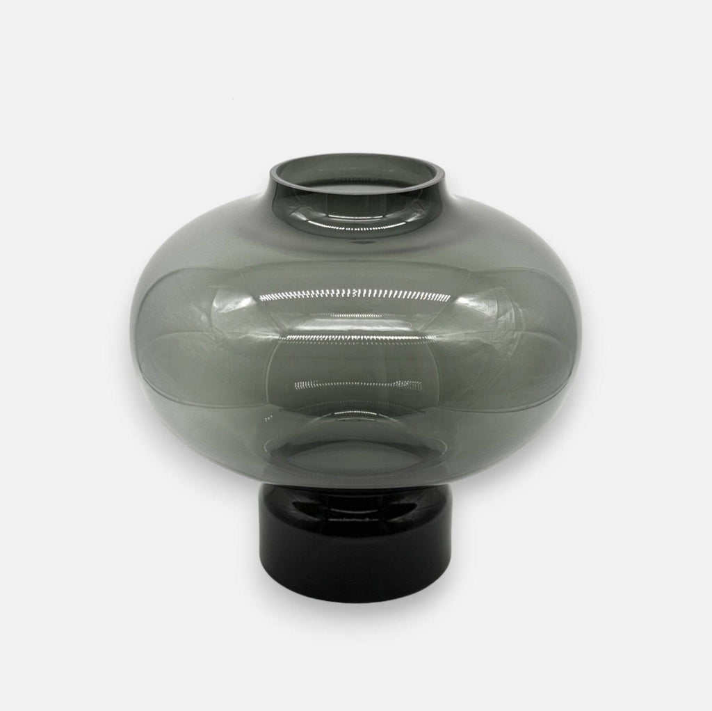 Glasvase, Dekovase aus mundgeblasenem Glas, schwarz-grau transparent, mit Glasfuss, B 35 cm × H 32 cm – von Dekocandle
