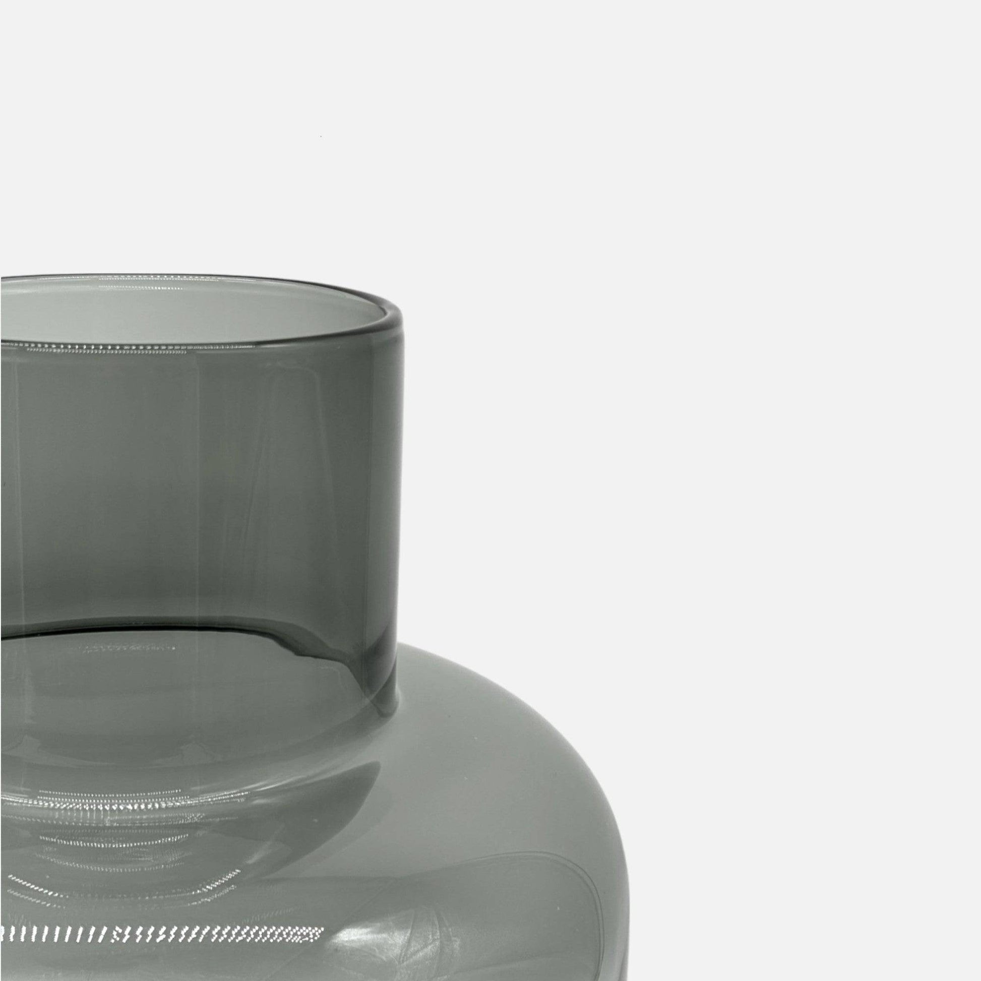 Glasvase, Dekovase aus mundgeblasenem Glas, grau transparent, Rauchton, Karaffenform, B 26 cm × H 33 cm – von Dekocandle