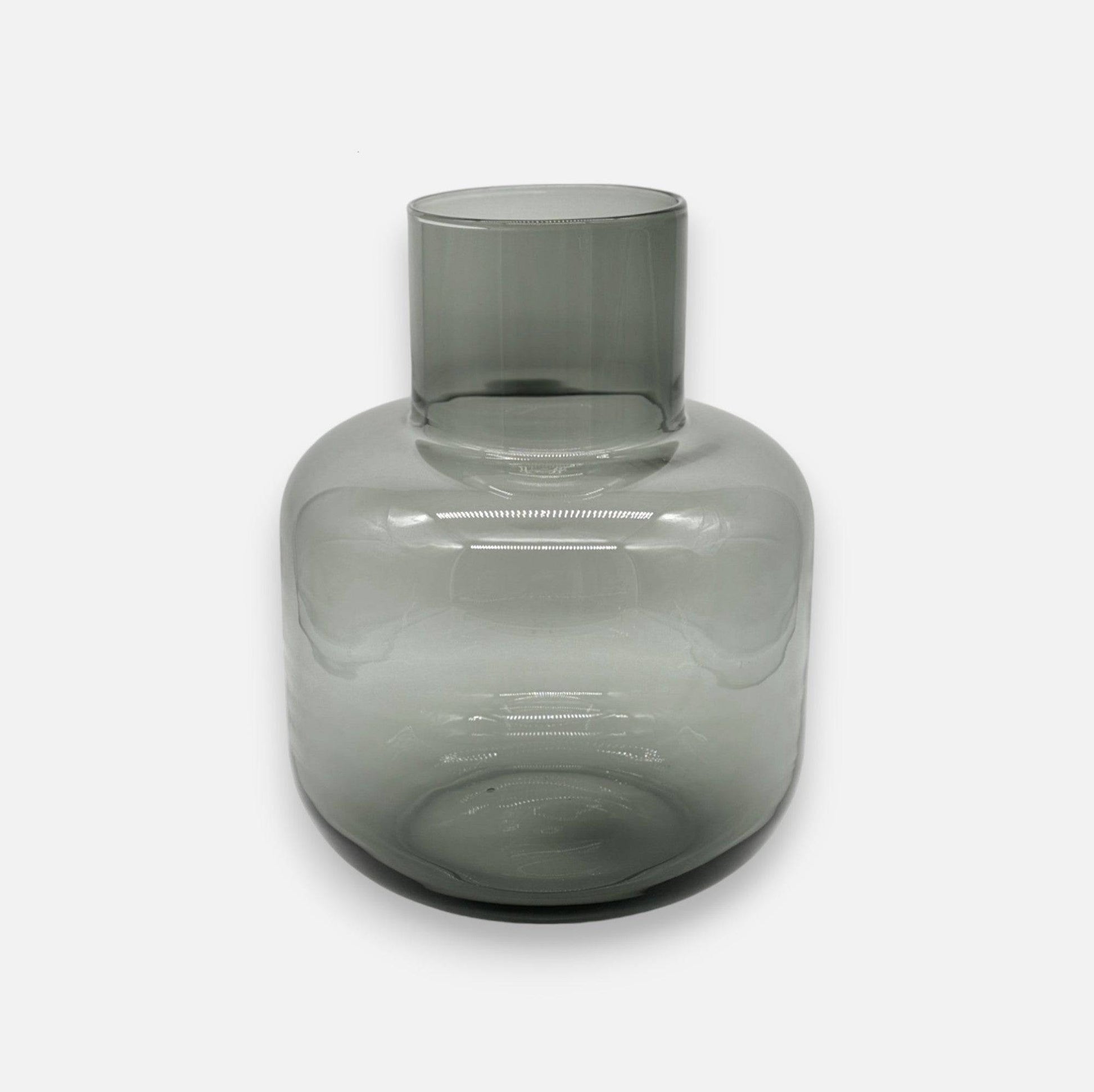 Glasvase, Dekovase aus mundgeblasenem Glas, grau transparent, Rauchton, Karaffenform, B 26 cm × H 33 cm – von Dekocandle