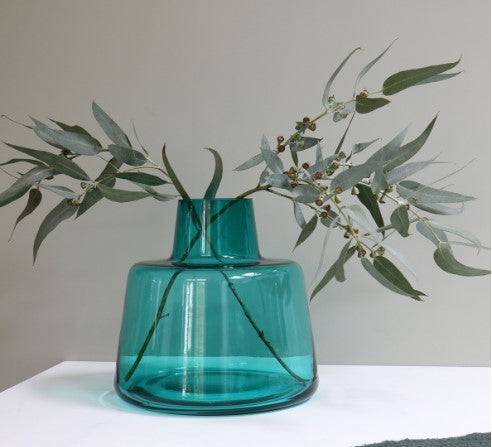 Glasvase, Dekovase aus Glas mundgeblasen Türkis Aquamarin transparent Ø 24cm x H 23 cm | Janaelle Vasen von Vase The World