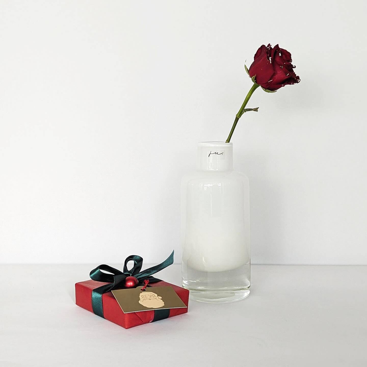 Glasvase, Dekovase aus Glas mundgeblasen weiss Zylinderform B 10cm x H 23cm | Frédéric Vasen von Ju.