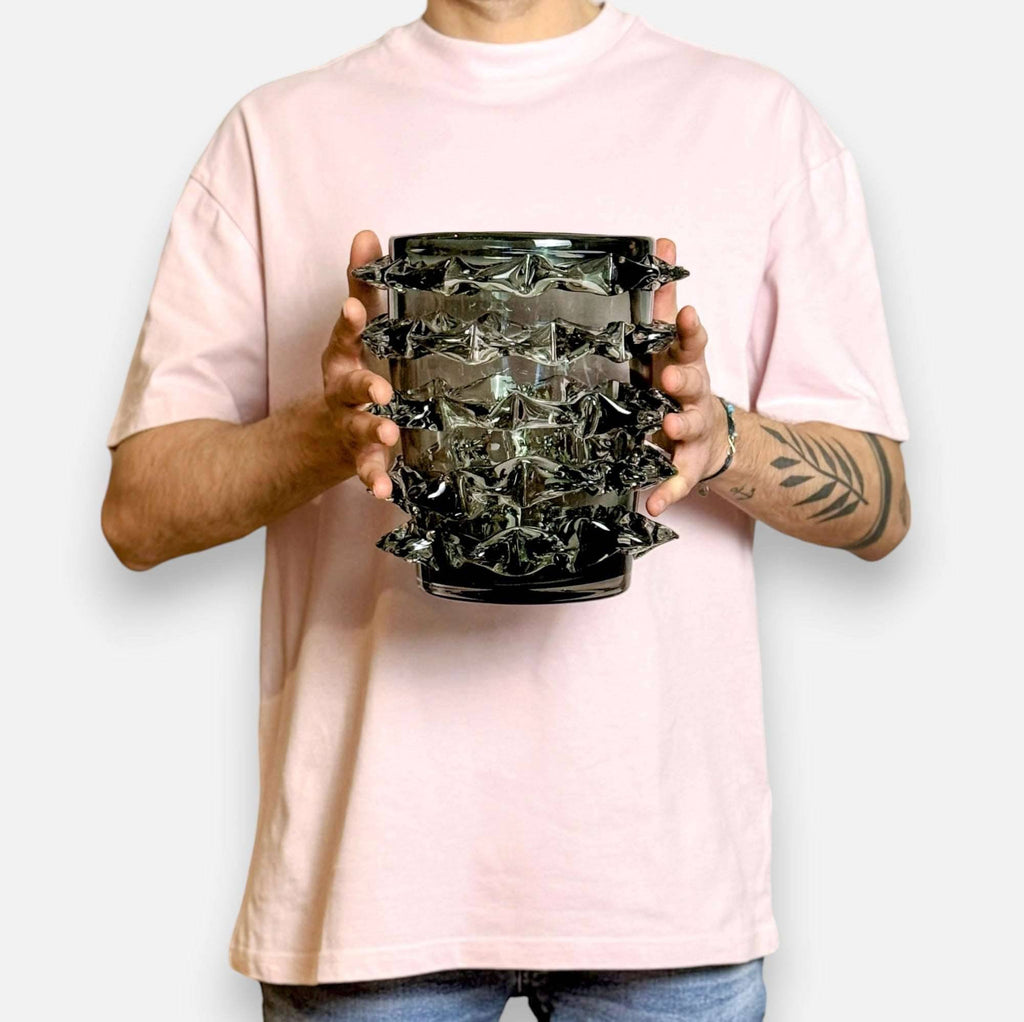 Glasvase mit Stacheln mundgeblasen grauschwarz mit Kiwano Stachelmuster Ø 21cm x H 23cm | Kiwano Vasen von EDG