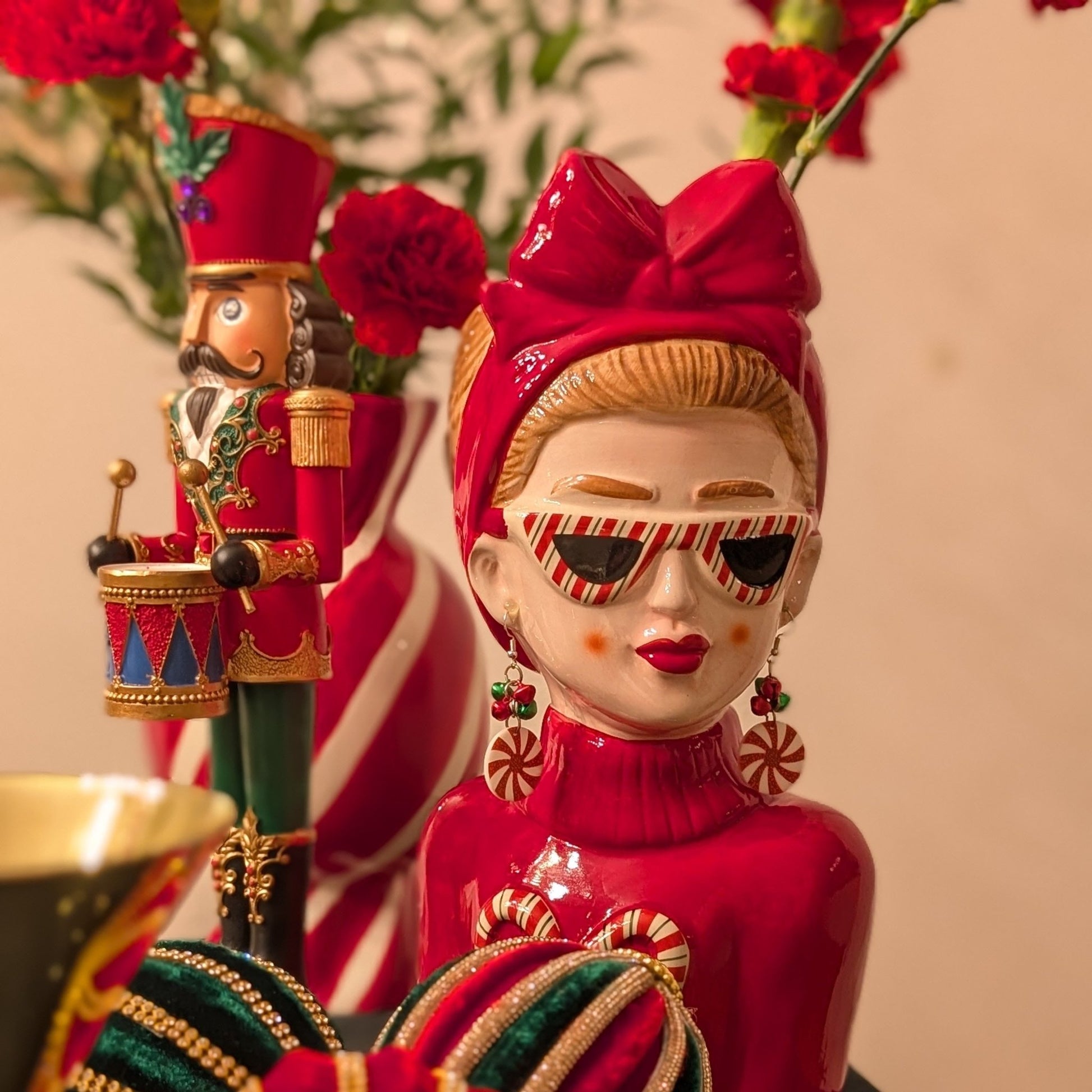 Handbemalte Vase aus Keramik mit Weihnachts - Frauenkopf, H 32cm, Deko Weihnachten | Madame Noël Vasen von Duif