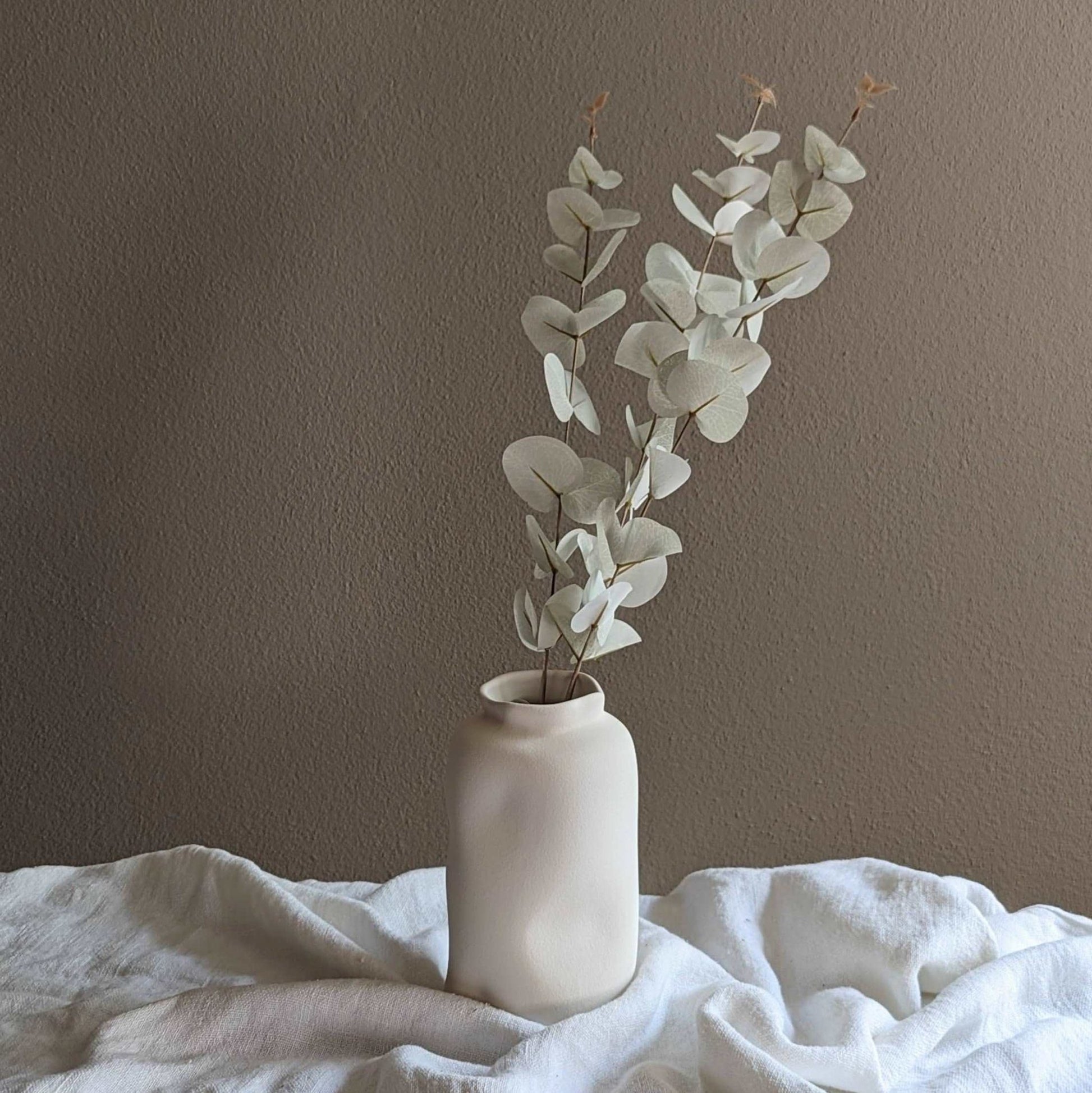 Keramikvase, Dekovase aus Keramik handgefertigt Portugal weiss minimalistisch organisch Ø 13 cm × H 23 cm von Claet
