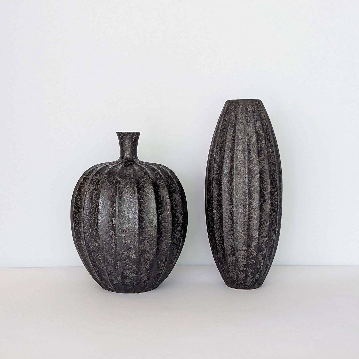 Keramikvase, Dekovase aus Keramik, handgefertigt, skulpturale ovale Form, schwarz, B 33 cm × H 43 cm – von Lene Bjerre