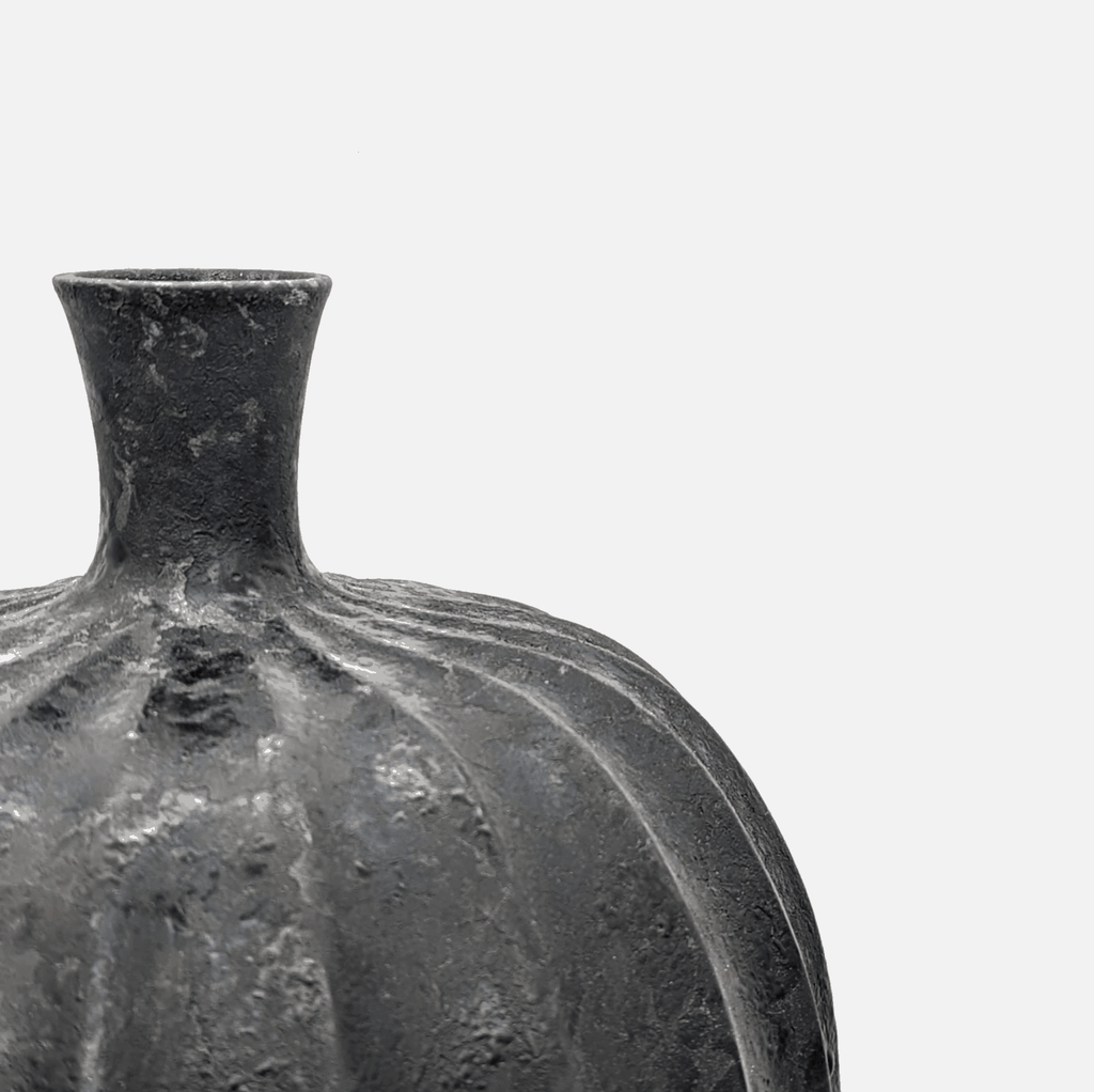 Keramikvase, Dekovase aus Keramik, handgefertigt, skulpturale ovale Form, schwarz, B 33 cm × H 43 cm – von Lene Bjerre