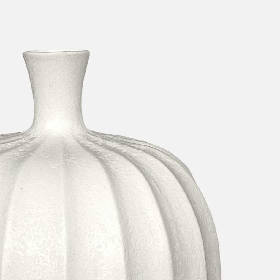 Keramikvase, Dekovase aus Keramik handgefertigt skulpturale ovale Form weiss B 33cm x H 43cm | Ninelle Vasen von Lene Bjerre