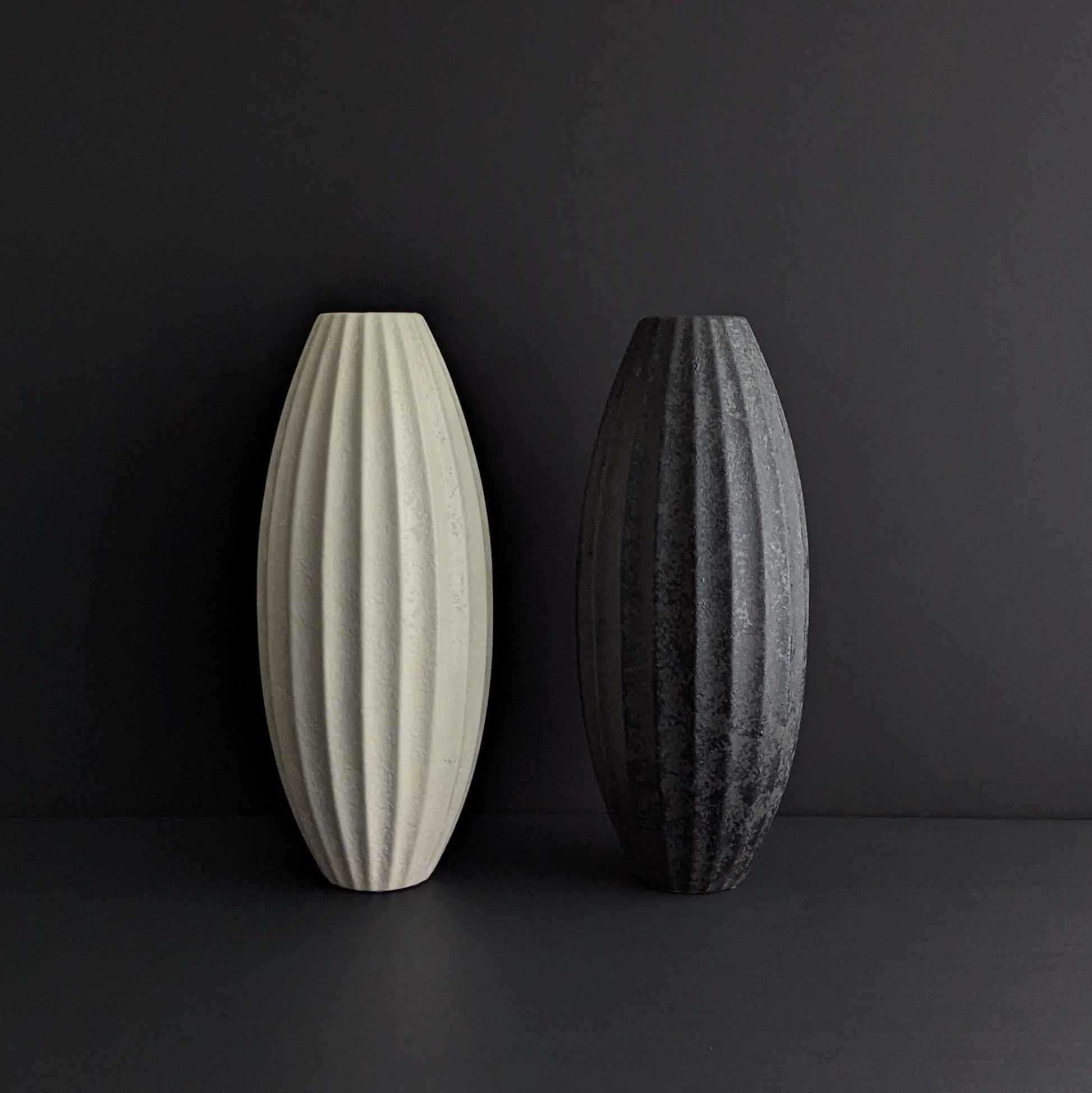 Keramikvase, Dekovase aus Keramik, handgefertigt, skulpturale schmale Form, schwarz, B 20 cm × H 51 cm – von Lene Bjerre