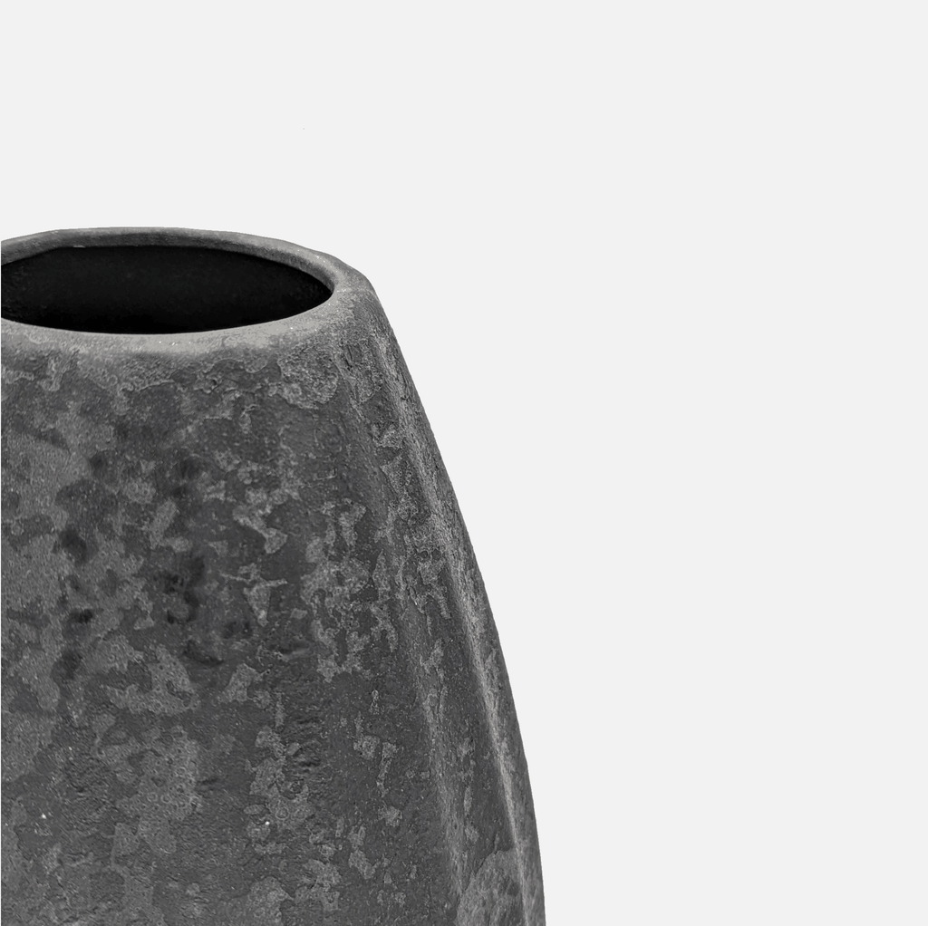 Keramikvase, Dekovase aus Keramik, handgefertigt, skulpturale schmale Form, schwarz, B 20 cm × H 51 cm – von Lene Bjerre
