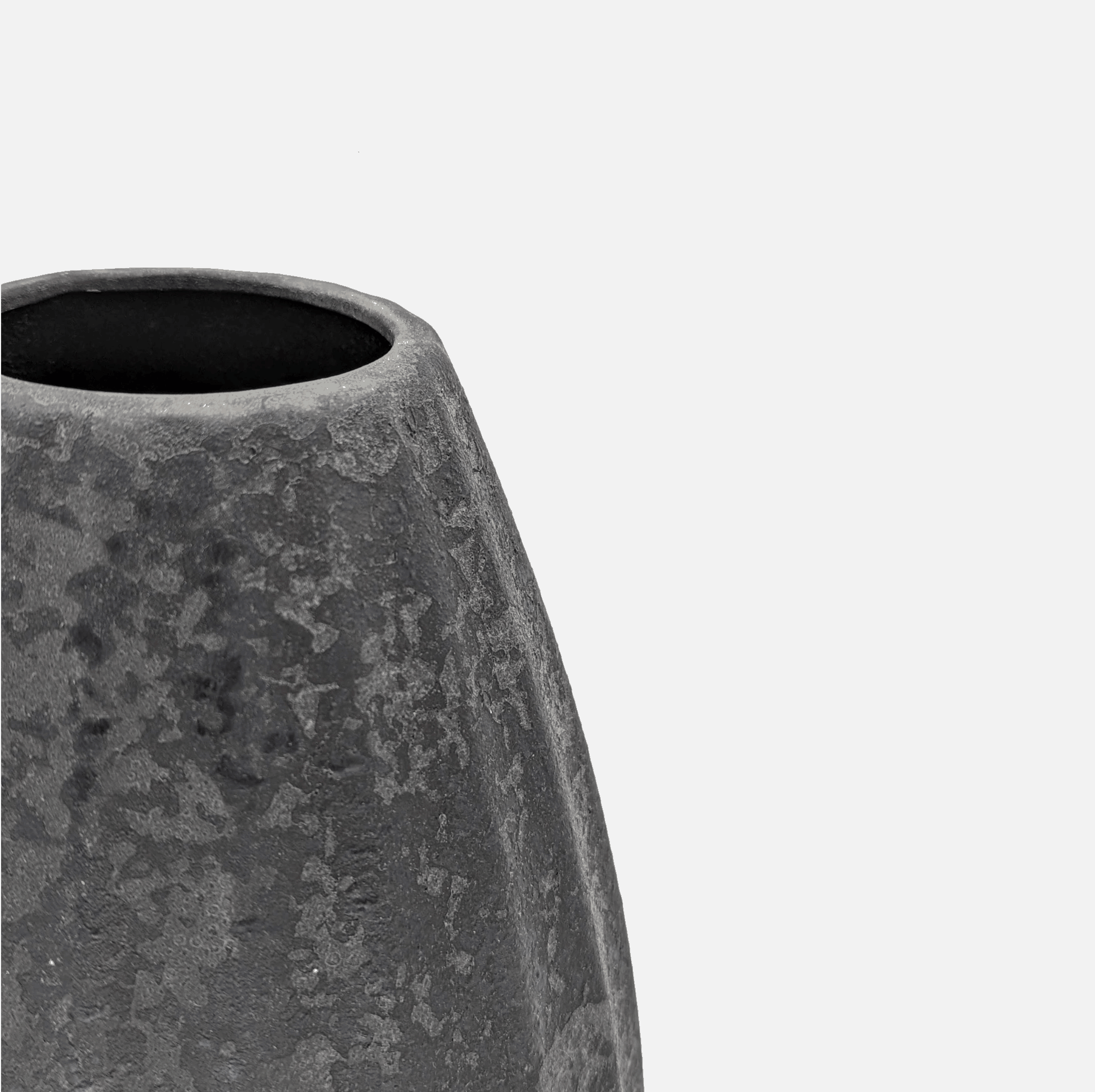 Keramikvase, Dekovase aus Keramik, handgefertigt, skulpturale schmale Form, schwarz, B 20 cm × H 51 cm – von Lene Bjerre