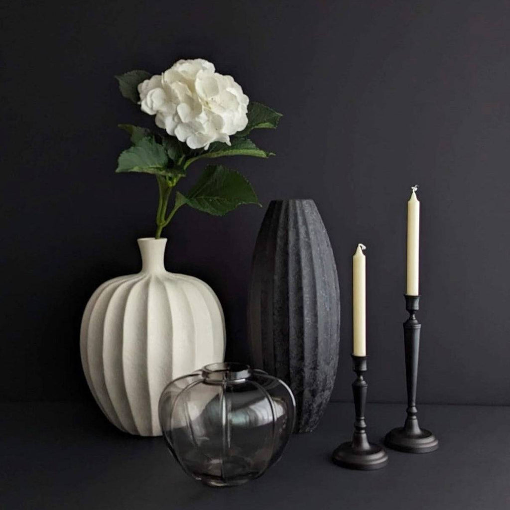 Keramikvase, Dekovase aus Keramik, handgefertigt, skulpturale schmale Form, schwarz, B 20 cm × H 51 cm – von Lene Bjerre