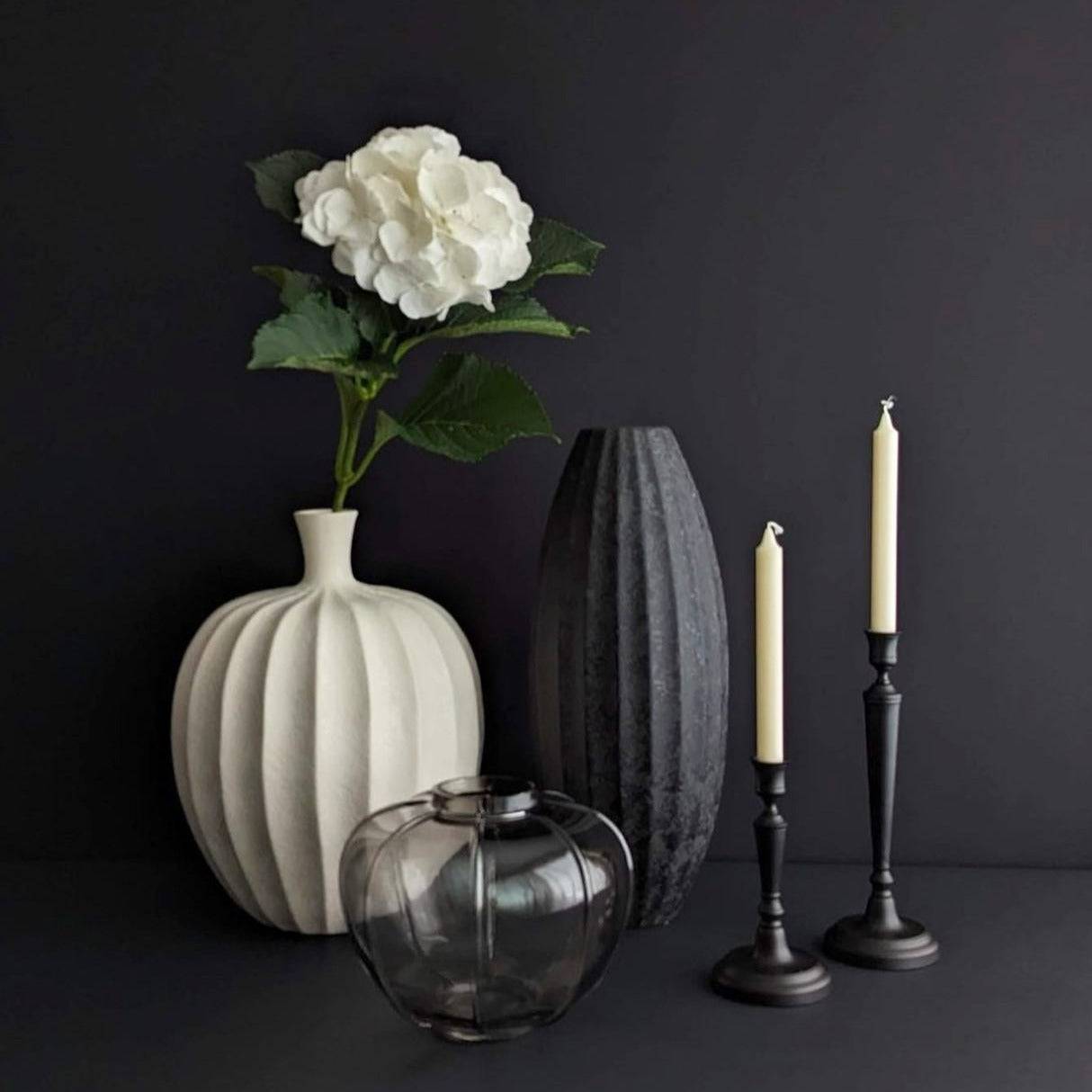 Keramikvase, Dekovase aus Keramik, handgefertigt, skulpturale schmale Form, schwarz, B 20 cm × H 51 cm – von Lene Bjerre