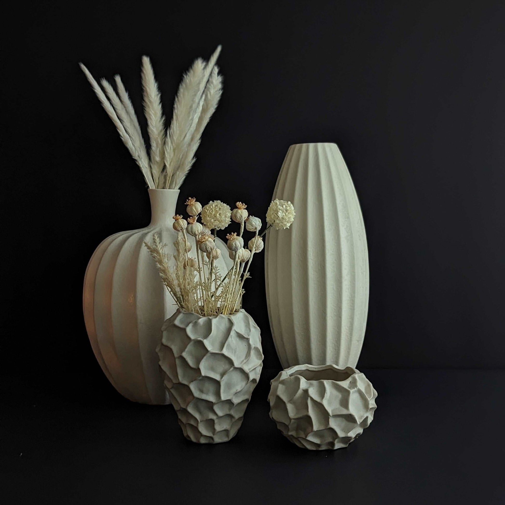 Keramikvase, Dekovase aus Keramik, handgefertigt, skulpturale schmale Form, weiß, B 20 cm × H 51 cm – von Lene Bjerre