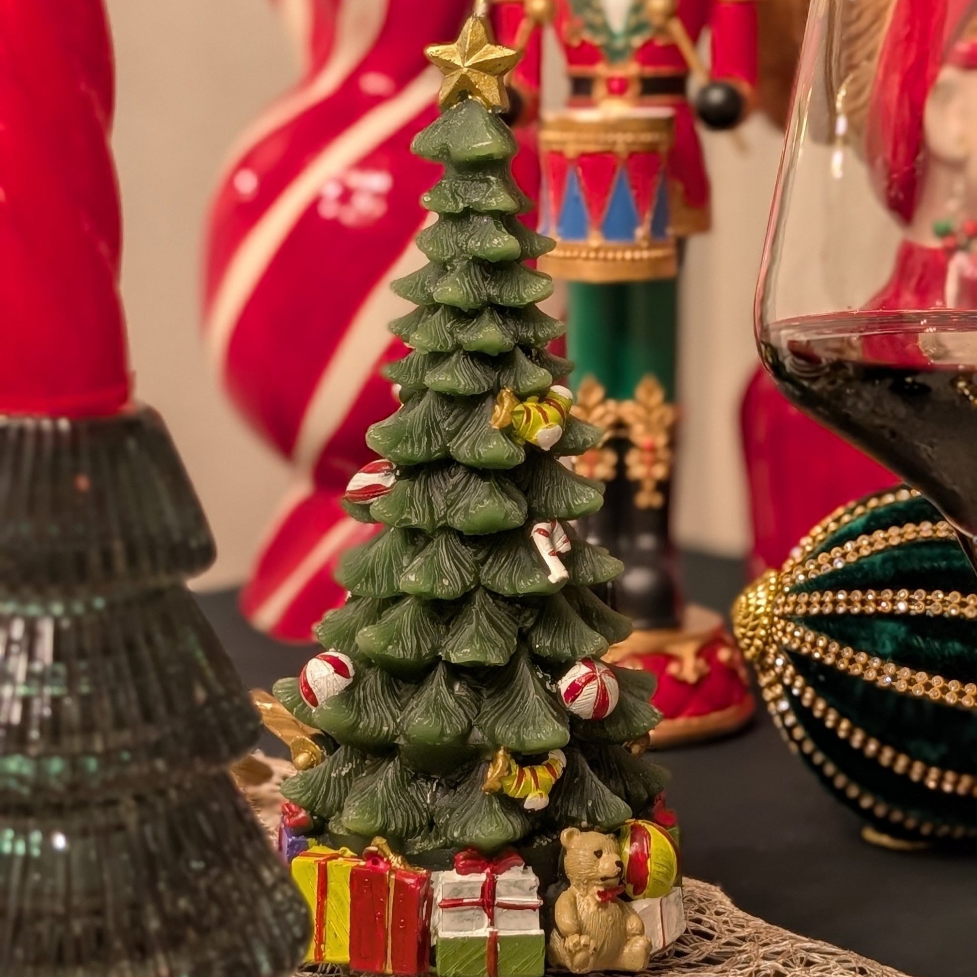 Kerze in Form eines Weihnachtsbaums mit Geschenken, H 22cm, Weihnachten Kerzenlicht von EDG