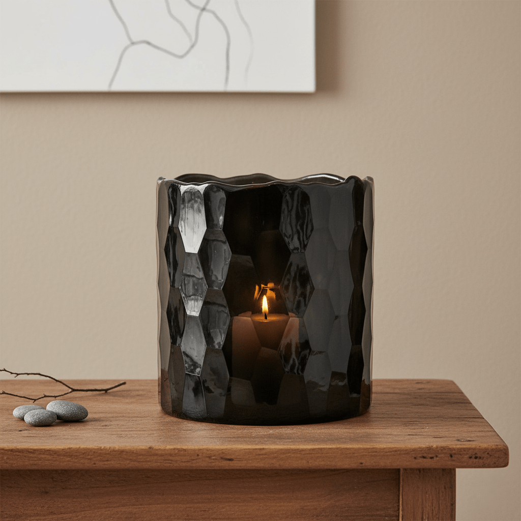 Kerzenhalter, Windlicht aus Glas für Rechaudkerzen, schwarz transluzent, Wabenmuster, Ø 15 cm × H 15,5 cm – von Dekocandle