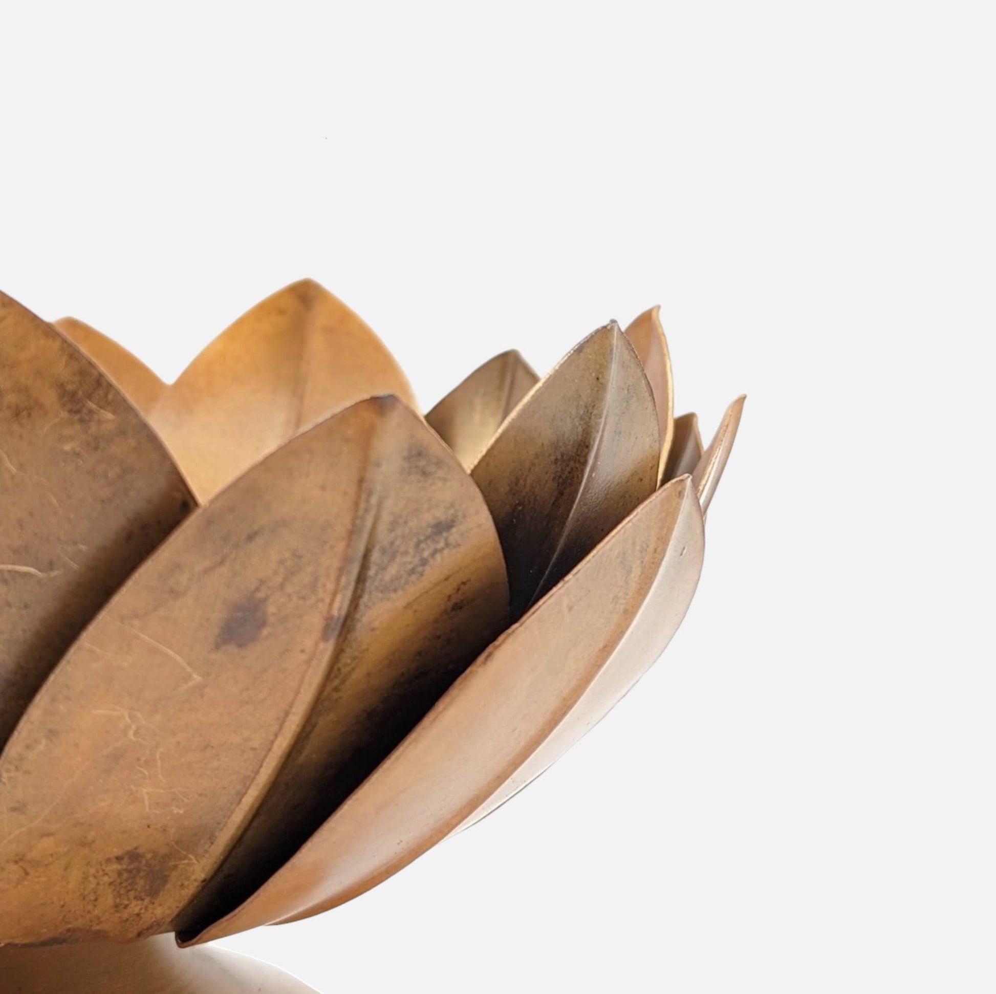 Kerzenständer, Kerzenhalter für Stumpenkerzen Metall gold Lotusblüte B 18cm x H 12cm | Lotus Kerzenlicht von Affari of Sweden
