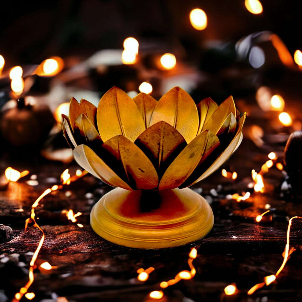 Kerzenständer, Kerzenhalter für Stumpenkerzen Metall gold Lotusblüte B 18cm x H 12cm | Lotus Kerzenlicht von Affari of Sweden