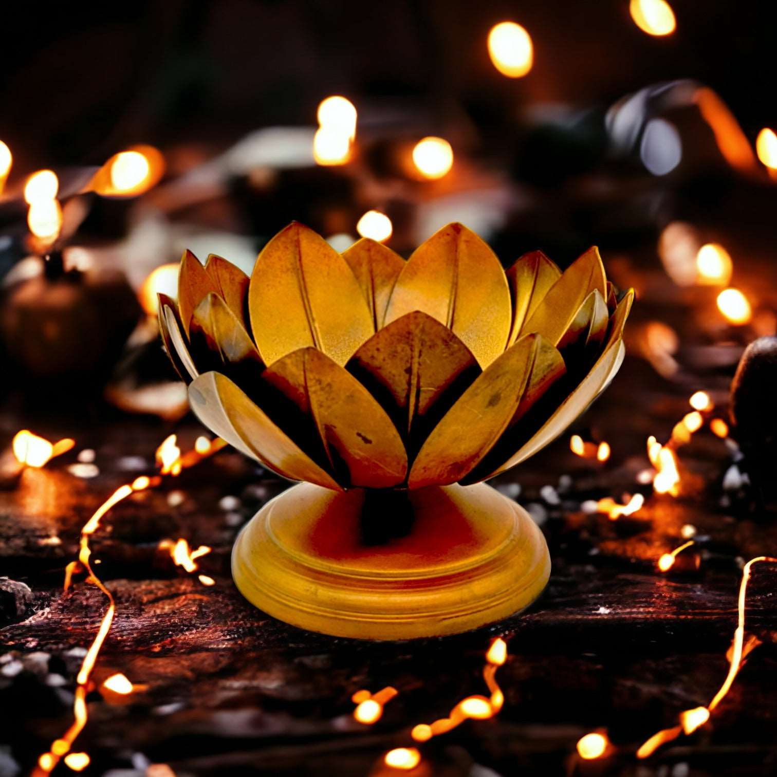 Kerzenständer, Kerzenhalter für Stumpenkerzen Metall gold Lotusblüte B 18cm x H 12cm | Lotus Kerzenlicht von Affari of Sweden