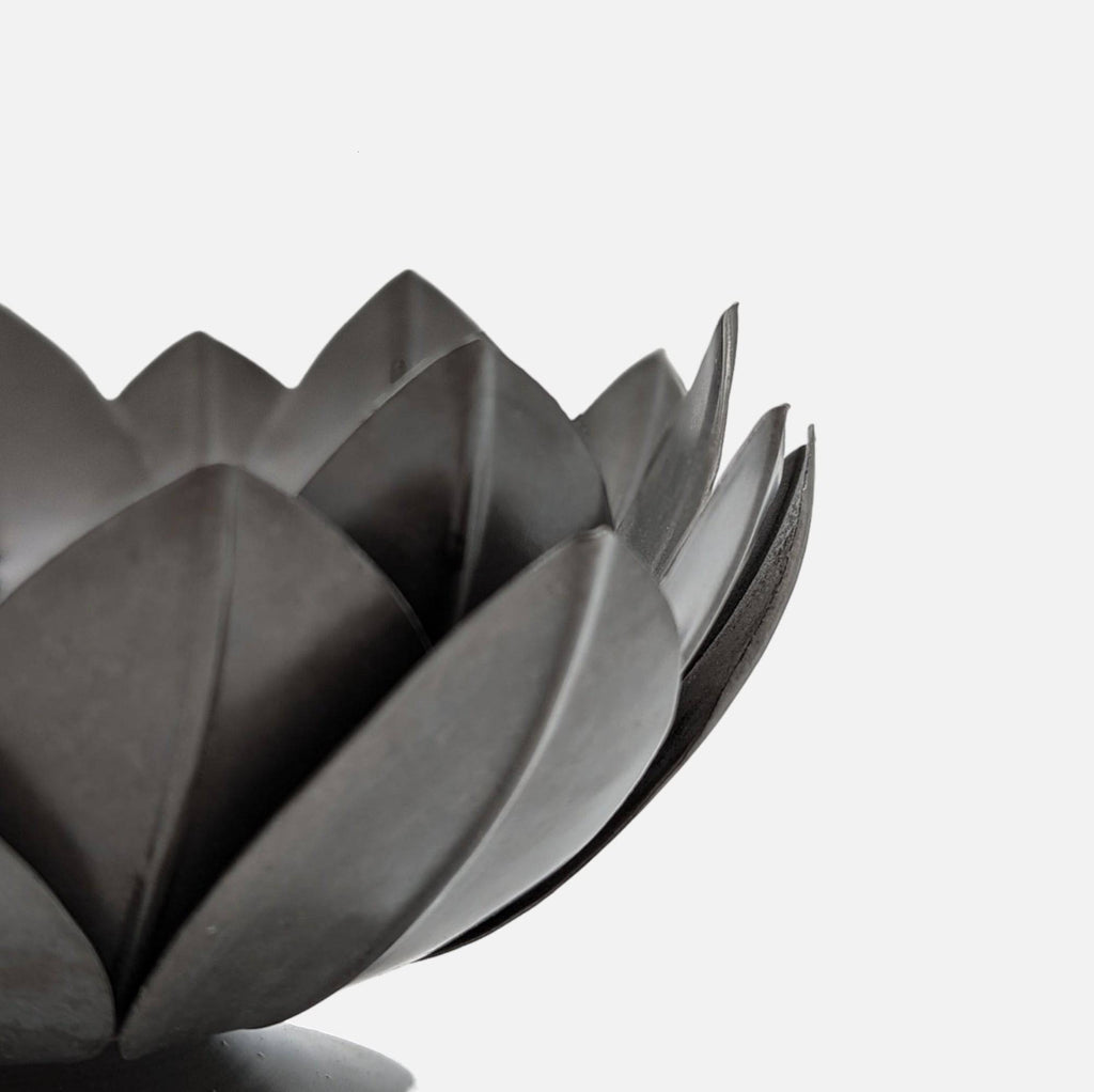 Kerzenständer, Kerzenhalter für Stumpenkerzen Metall grau Lotusblüte B 18cm x H 12cm | Lotus Kerzenlicht von Affari of Sweden