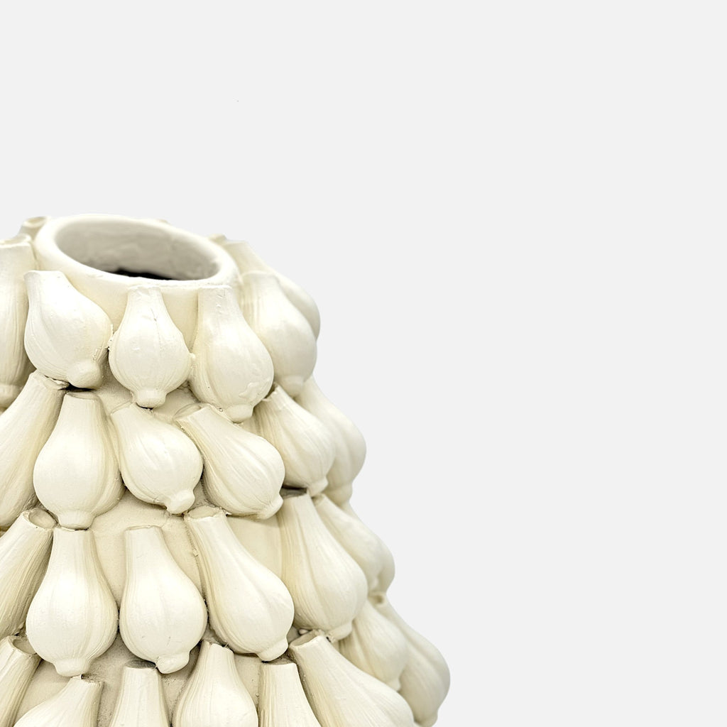 Knoblauchvase, Dekovase aus Keramik, elfenbeinweiß, mit Knoblauchmotiv, H 33 cm × Ø 27 cm × Öffnung 6 cm – von Light & Living