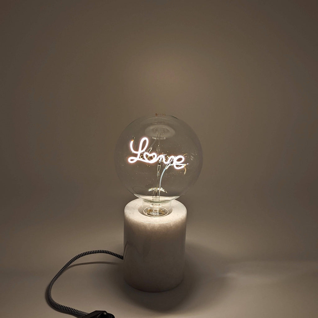 LED Glühbirne dimmbar mit Lampenfuss aus Marmor Schriftzug Love weiss | Love Dekoration von Steepletone