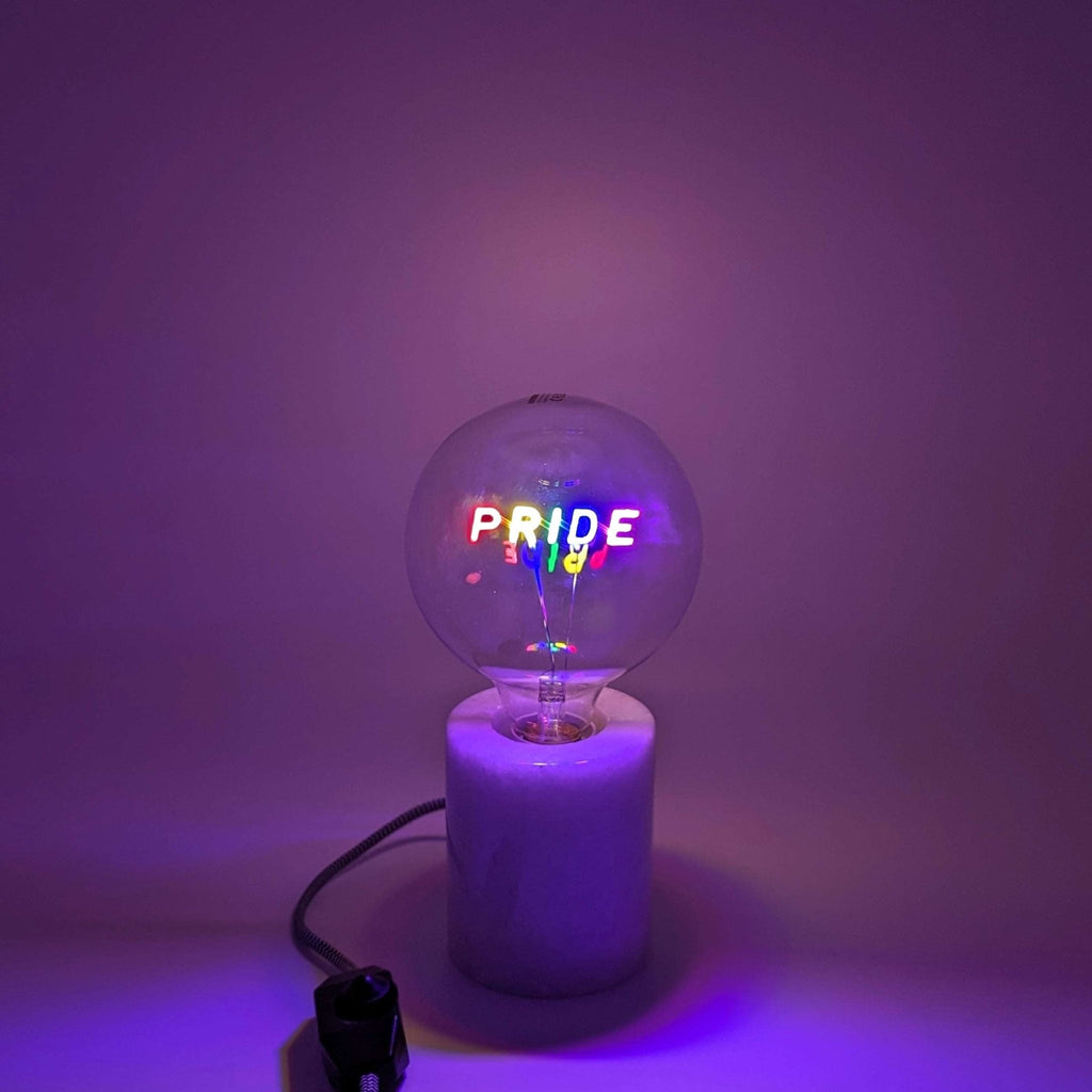 LED Glühbirne dimmbar mit Lampenfuss aus Marmor Schriftzug Pride rosa | Pride Dekoration von Steepletone